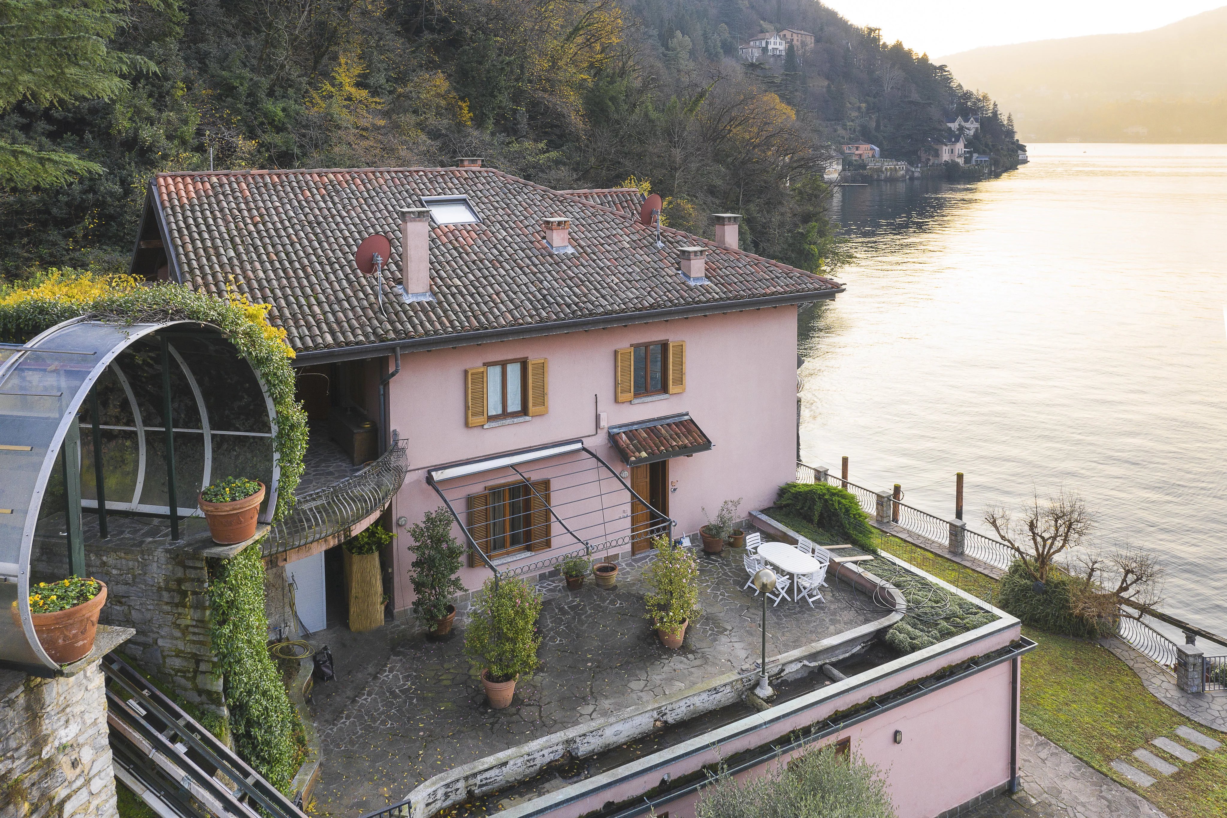 Portion of Villa, pied à l'eau, for sale in Como, on the Lake. - picture 4 title=