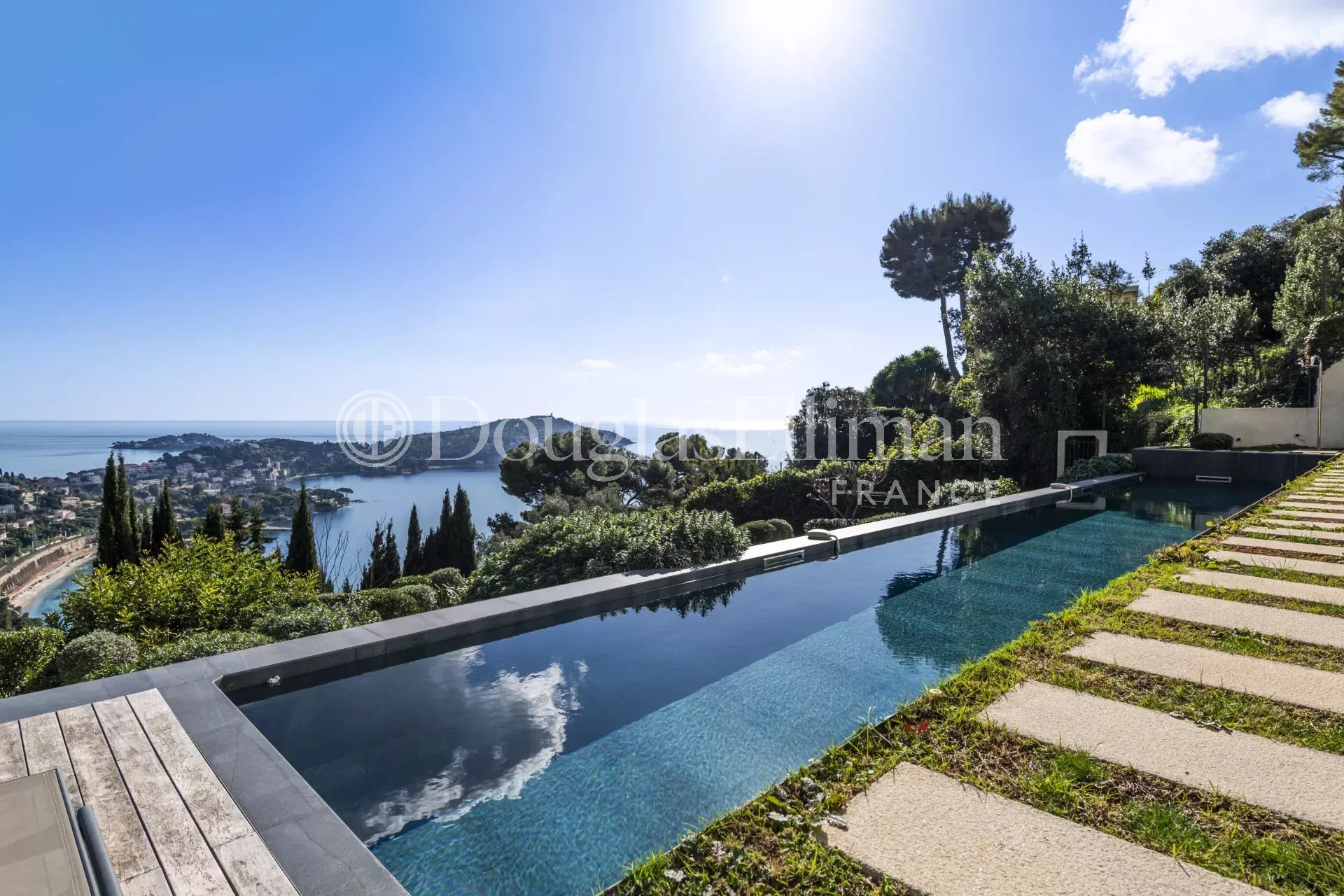 VILLEFRANCHE-SUR-MER – Brand-New Contemporary Villa with Sea View in a Gated Domain - Picture n°3