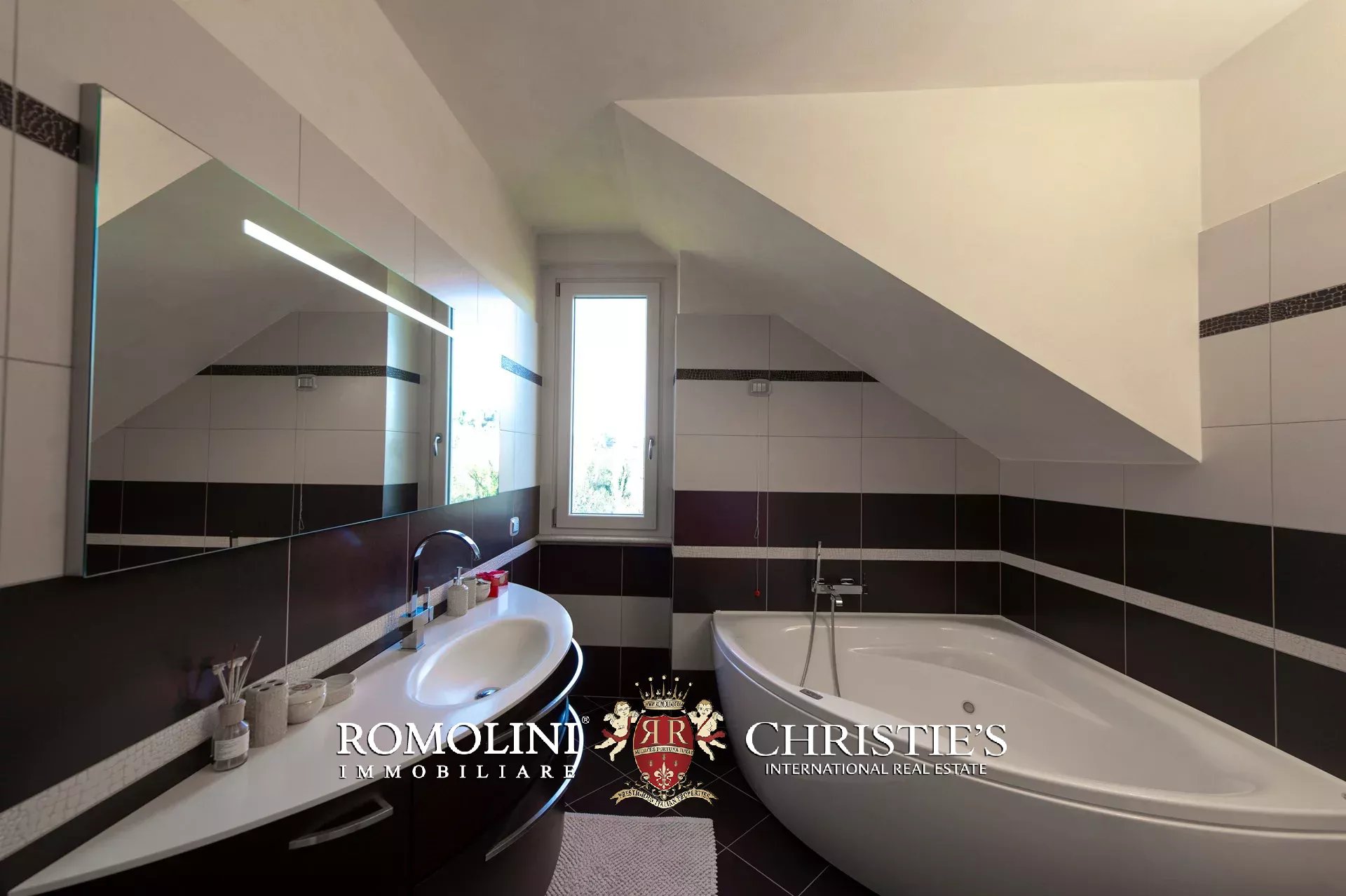 10 Bedroom Villa/Townhouse's Image 65