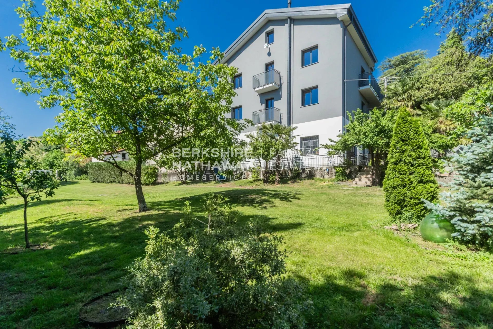 Villa bifamiliare con giardino a Biandronno, a pochi passi dal Lago di Varese