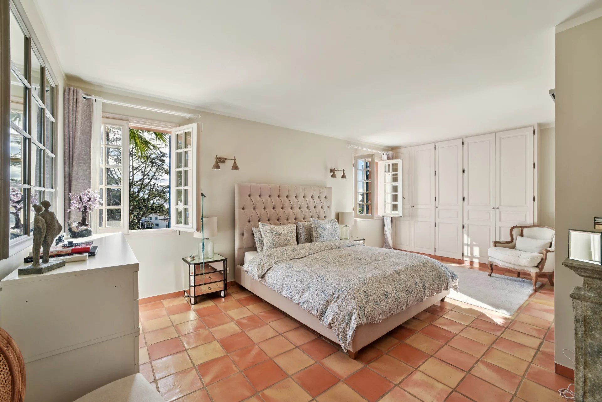 Charming Riviera villa with pool and sea view glimpsese