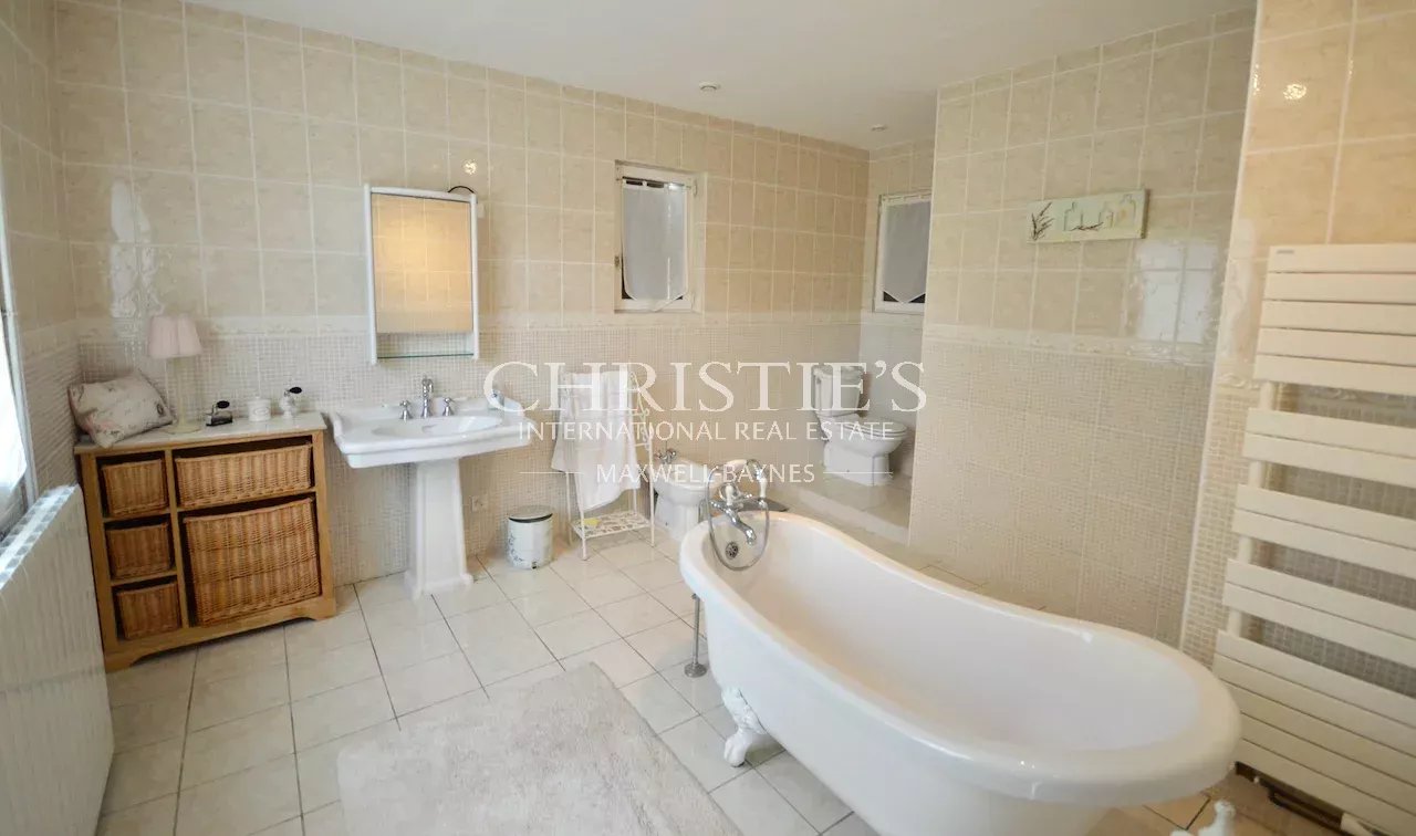 6 Bedroom Villa/Townhouse's Image 11