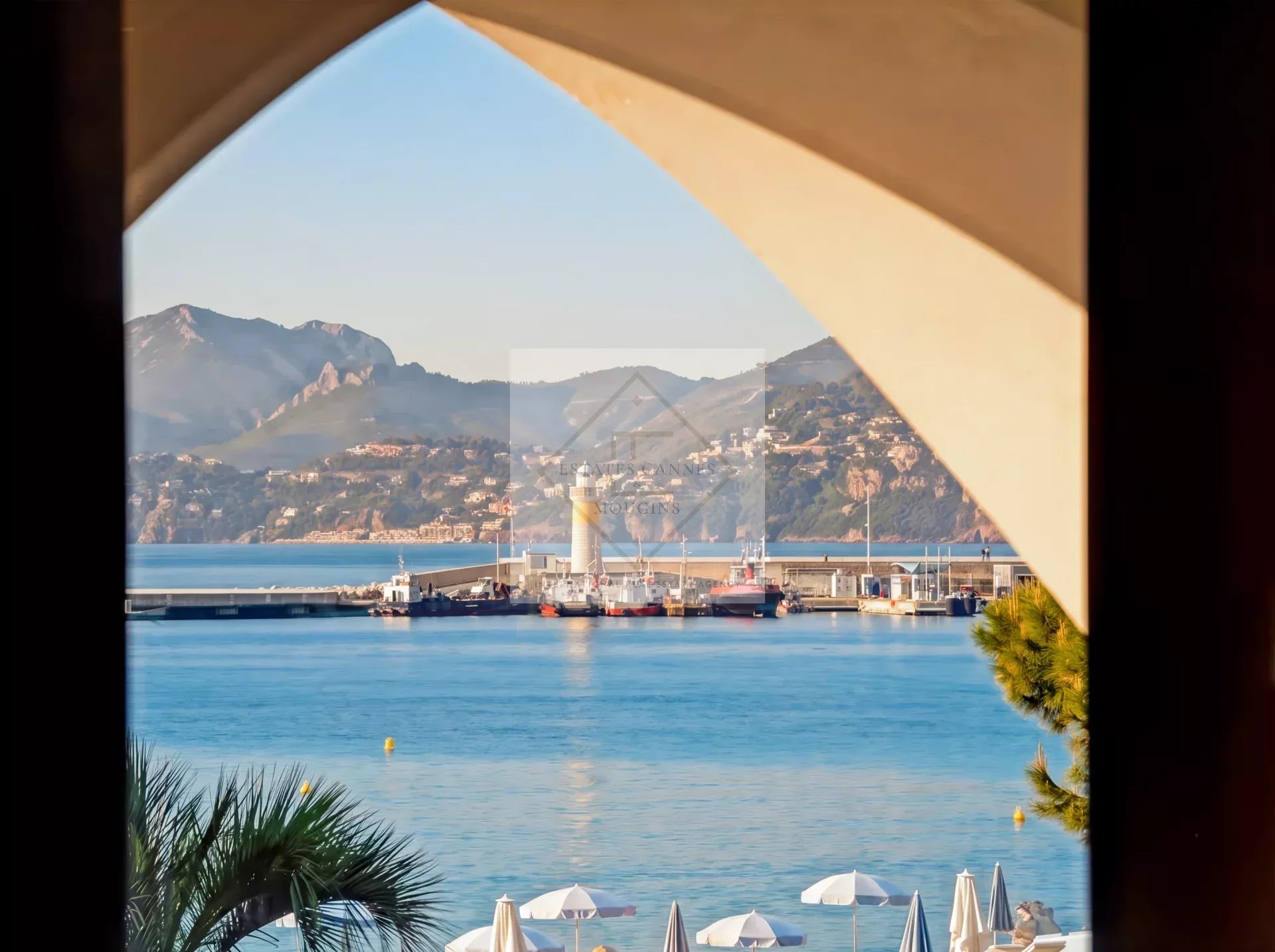 Cannes – Croisette : Appartement d’exception dans résidence historique avec vue mer panoramique — photo 16