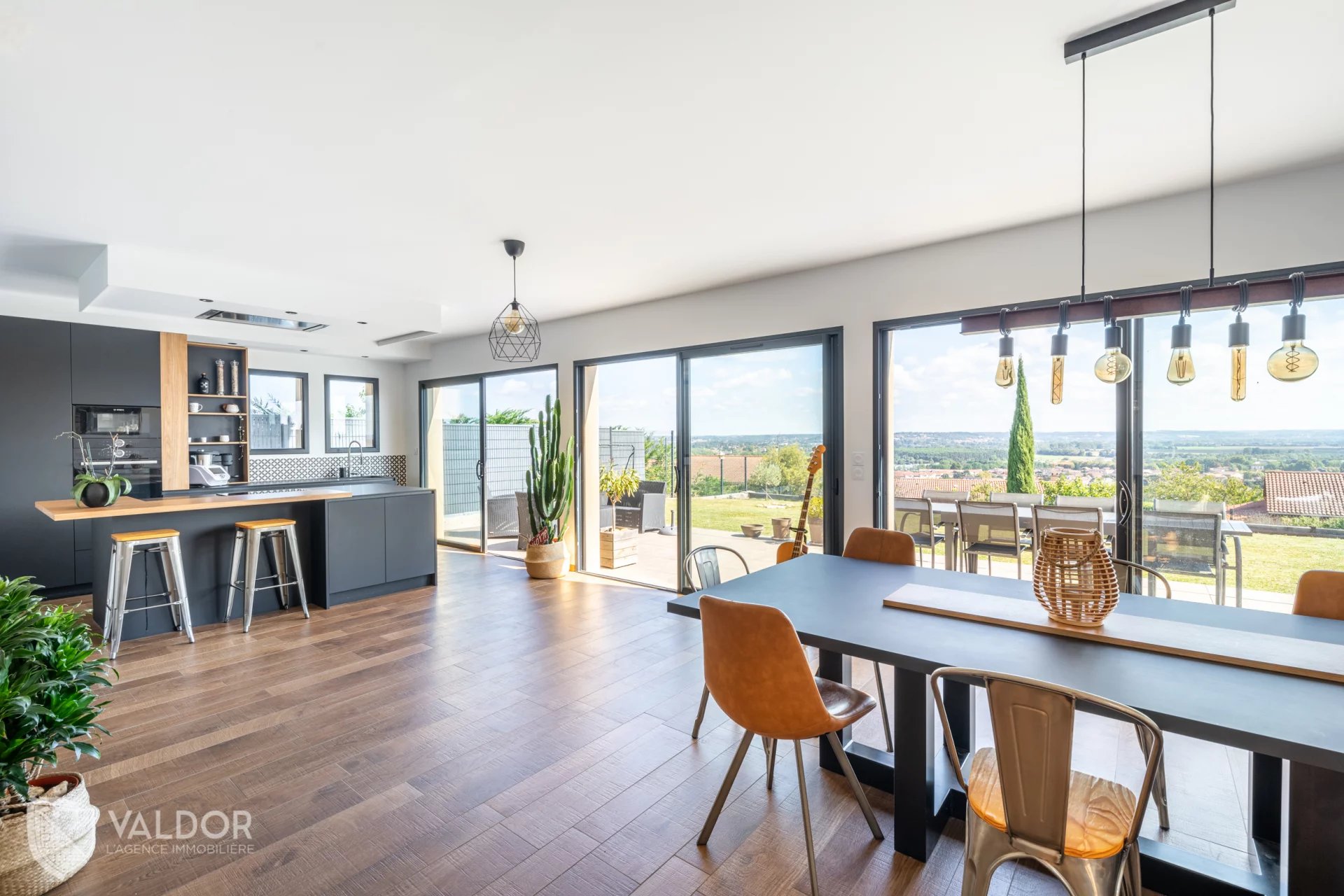 Maison contemporaine avec vue dégagée.