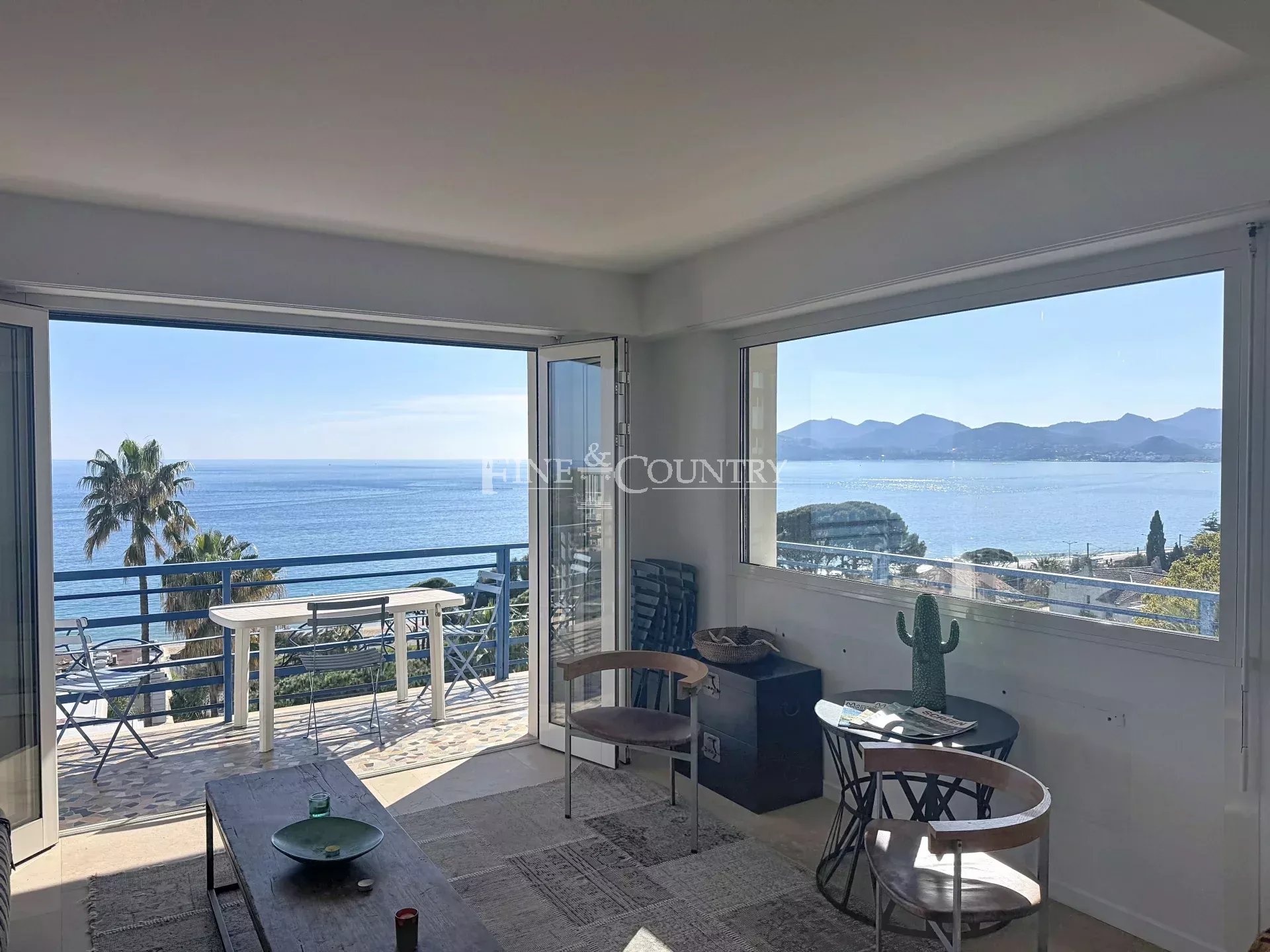 Photo of Apartment for sale in Cannes Plages du Midi Croix des Gardes with panoramic sea view