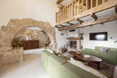 Renovated 18th-century sheepfold with panoramic views — photo 5 of 7