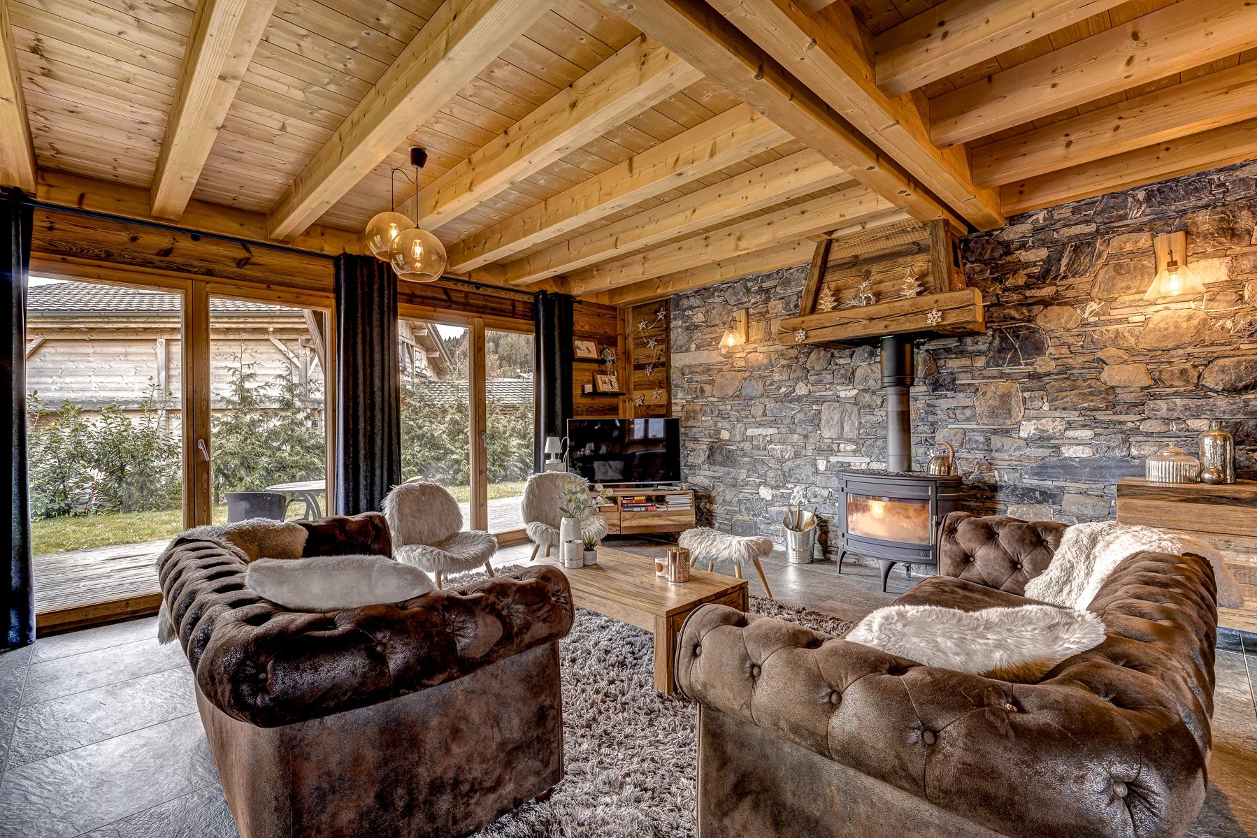 ESSERT-ROMAND - Recently built, quality 5 bedroom chalet in the heart of Essert-Romand Accommodation in Chamonix