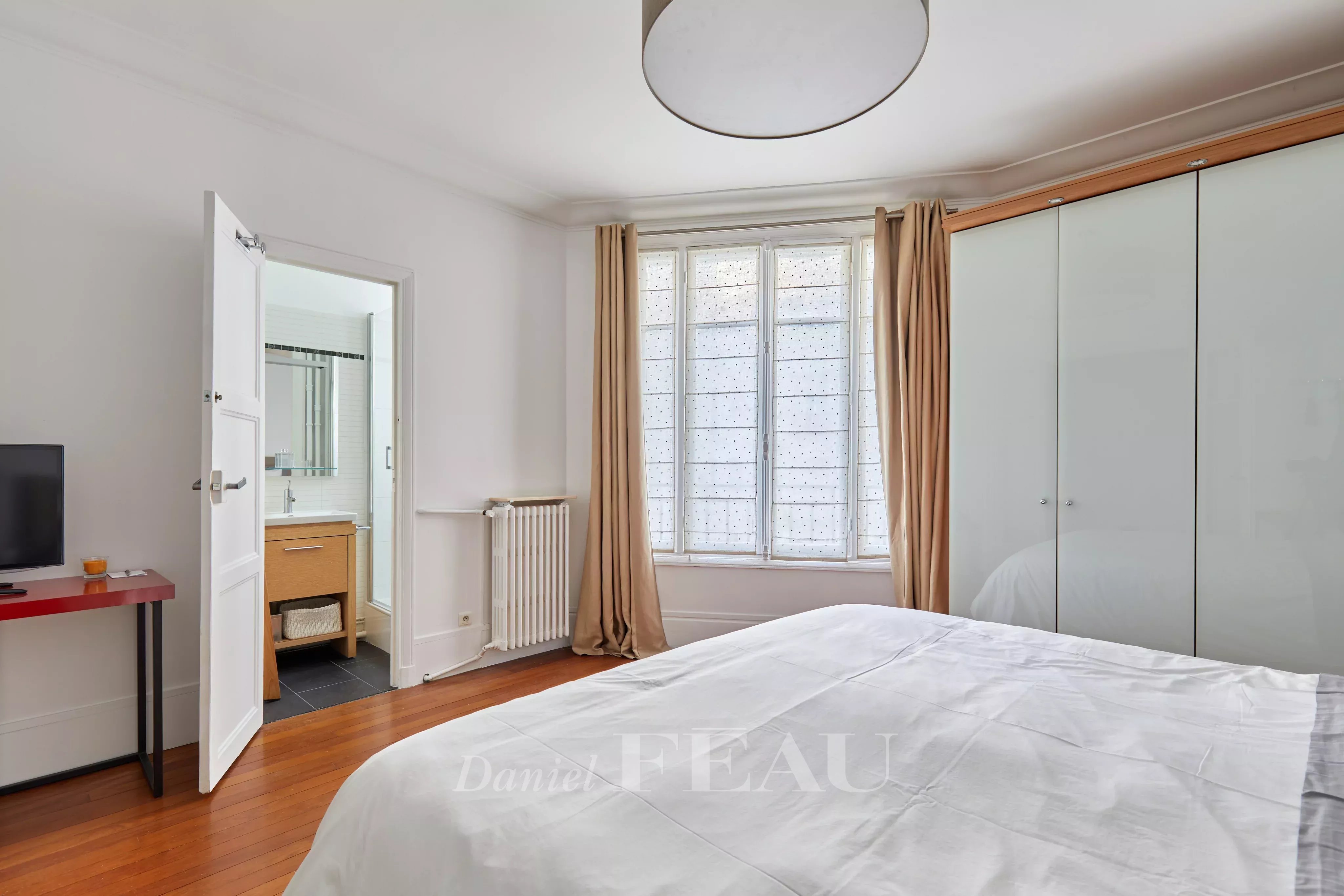 grande chambre principale avec sa salle de douche vue sur jardin