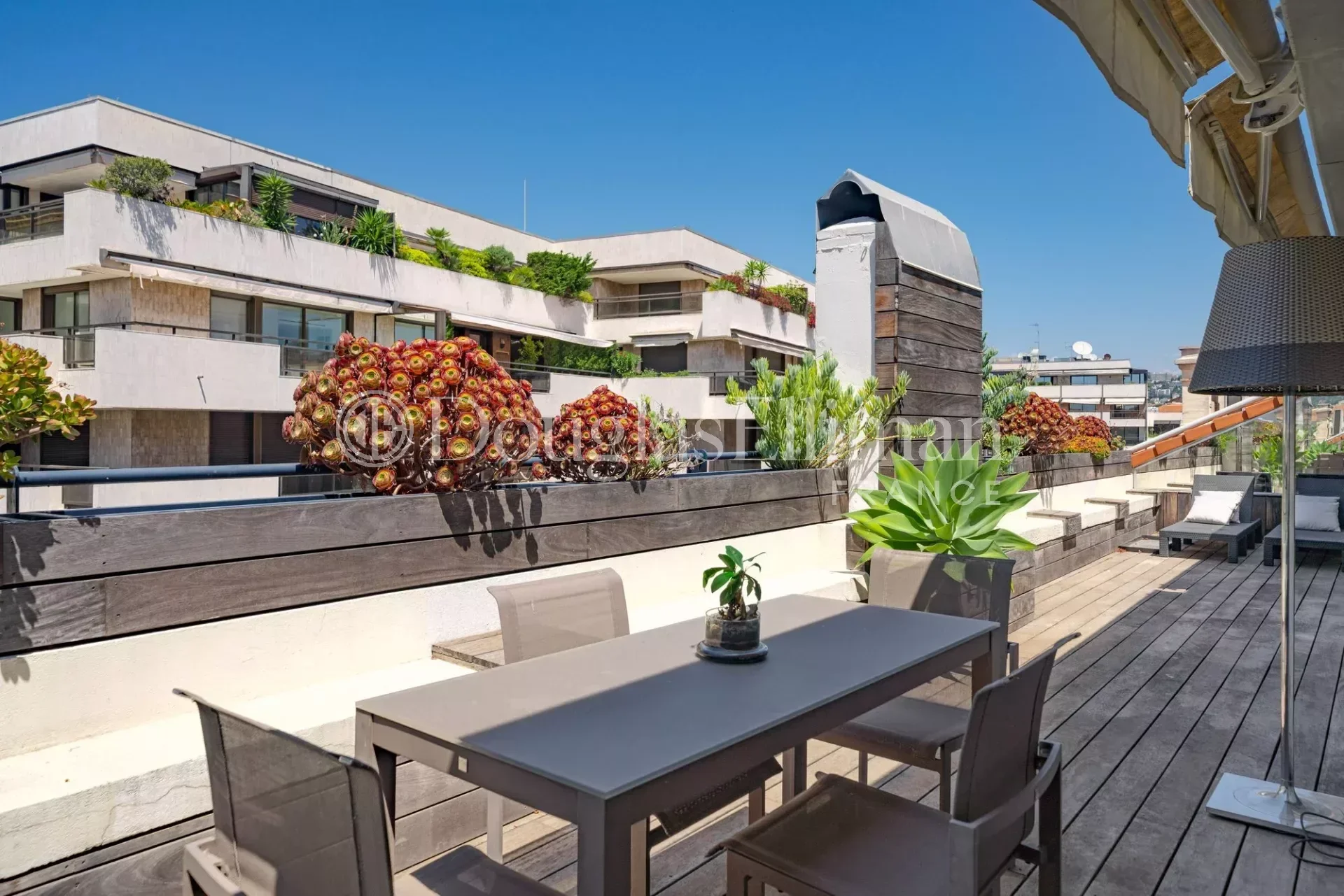 CANNES CROISETTE : Appartement d’exception en dernier étage à deux pas de la Croisette - Image nᵒ2