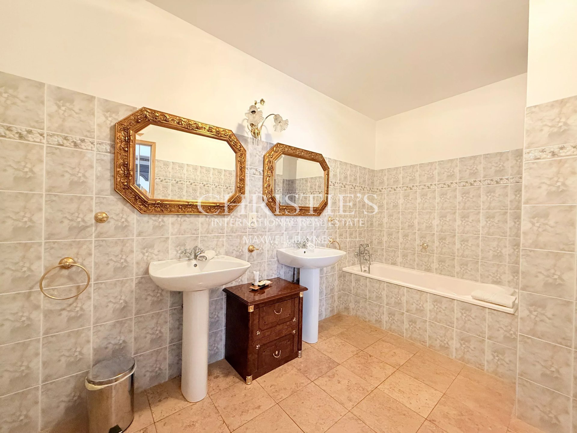 11 Bedroom Villa/Townhouse's Image 31