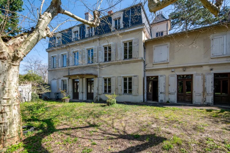 Lyon 5 - Centre Point du jour - Middle-class house of 352 sqm - 8 bedrooms - Land of 1,330 sqm