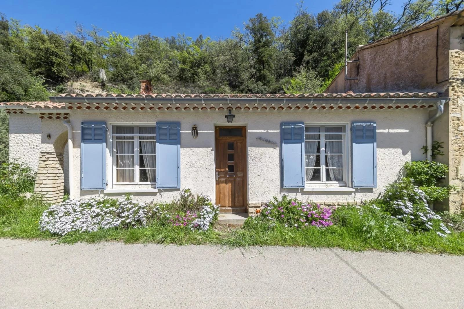 Hamlet house with outbuildings in Bonnieux