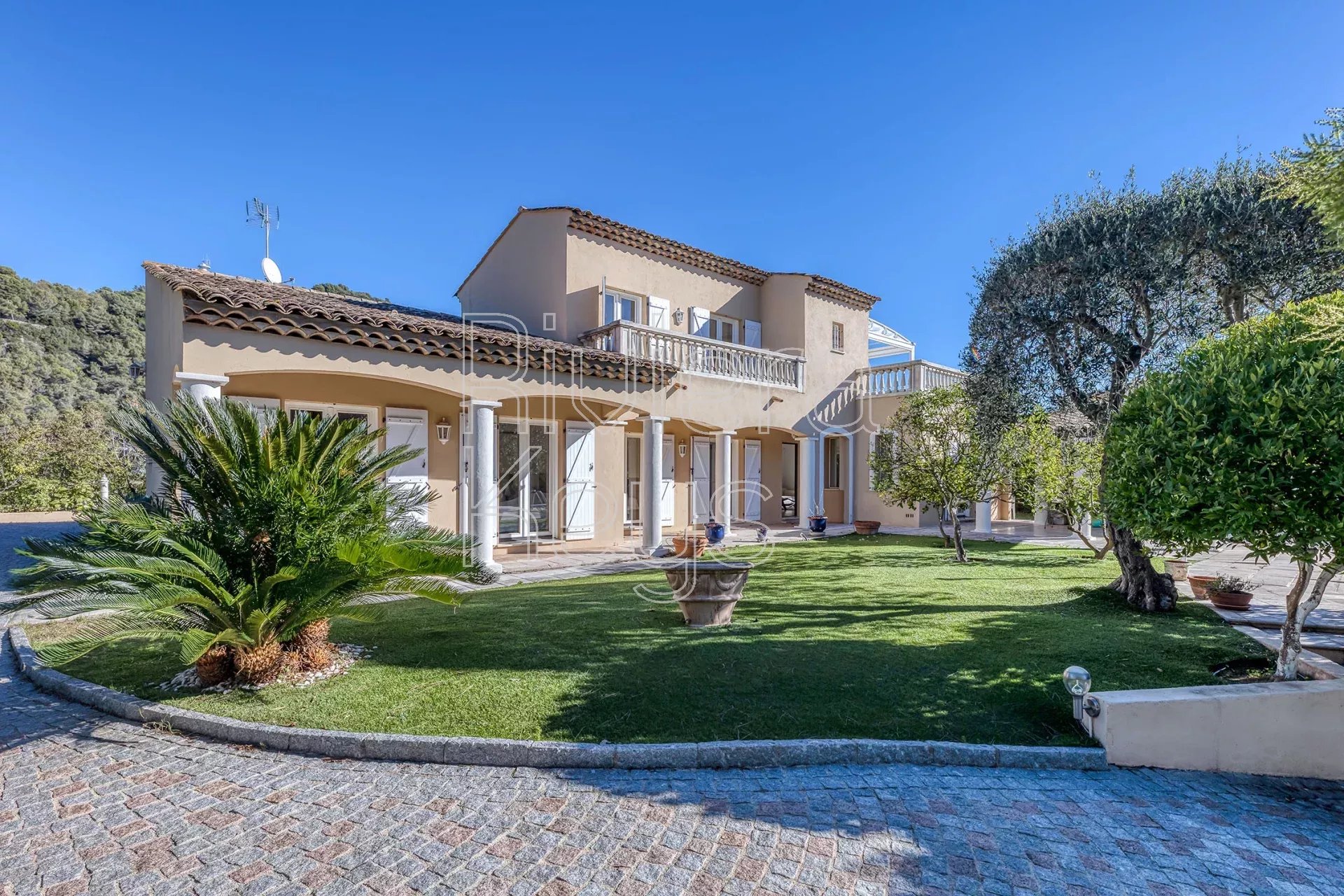 VILLEFRANCHE-SUR-MER  : Superbe villa néo-provençale avec cinq chambres et piscine