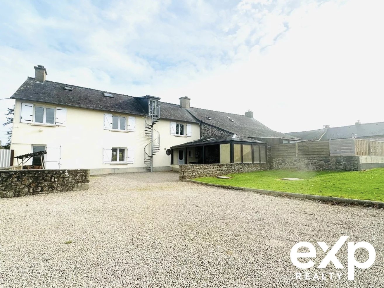 "Investissement Rentable : Gîte + 12 Logements Loués" sur plus de 8400m2 de terrain.