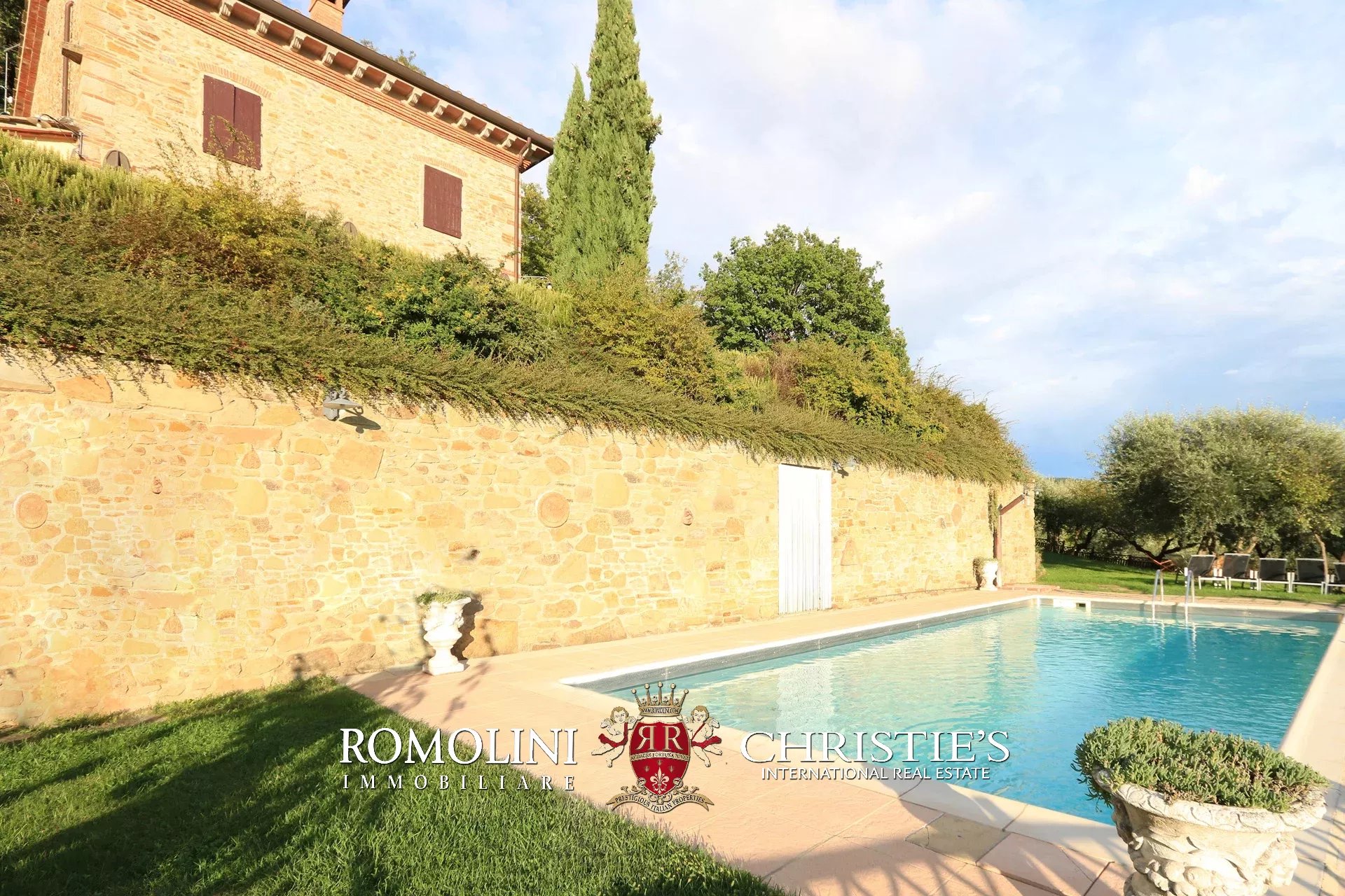 6 Bedroom Villa/Townhouse's Image 3