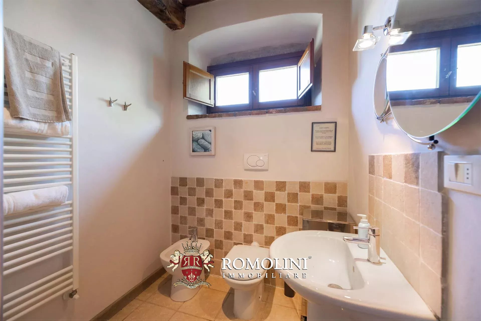 SANIERTER WEILER MIT SEEBLICK ZU VERKAUFEN IN ANGHIARI, TOSKANA