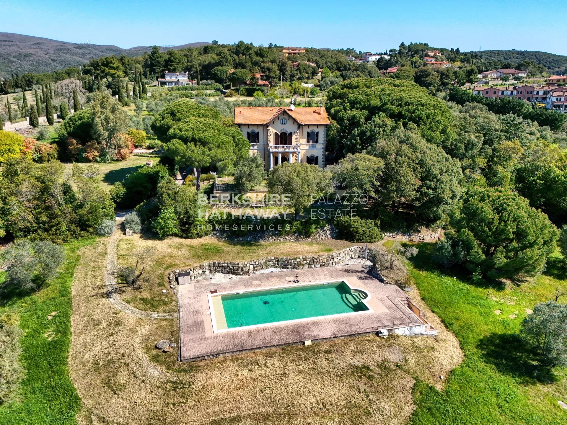Elegante Villa d'Epoca con Vista Mare e Piscina a Riparbella