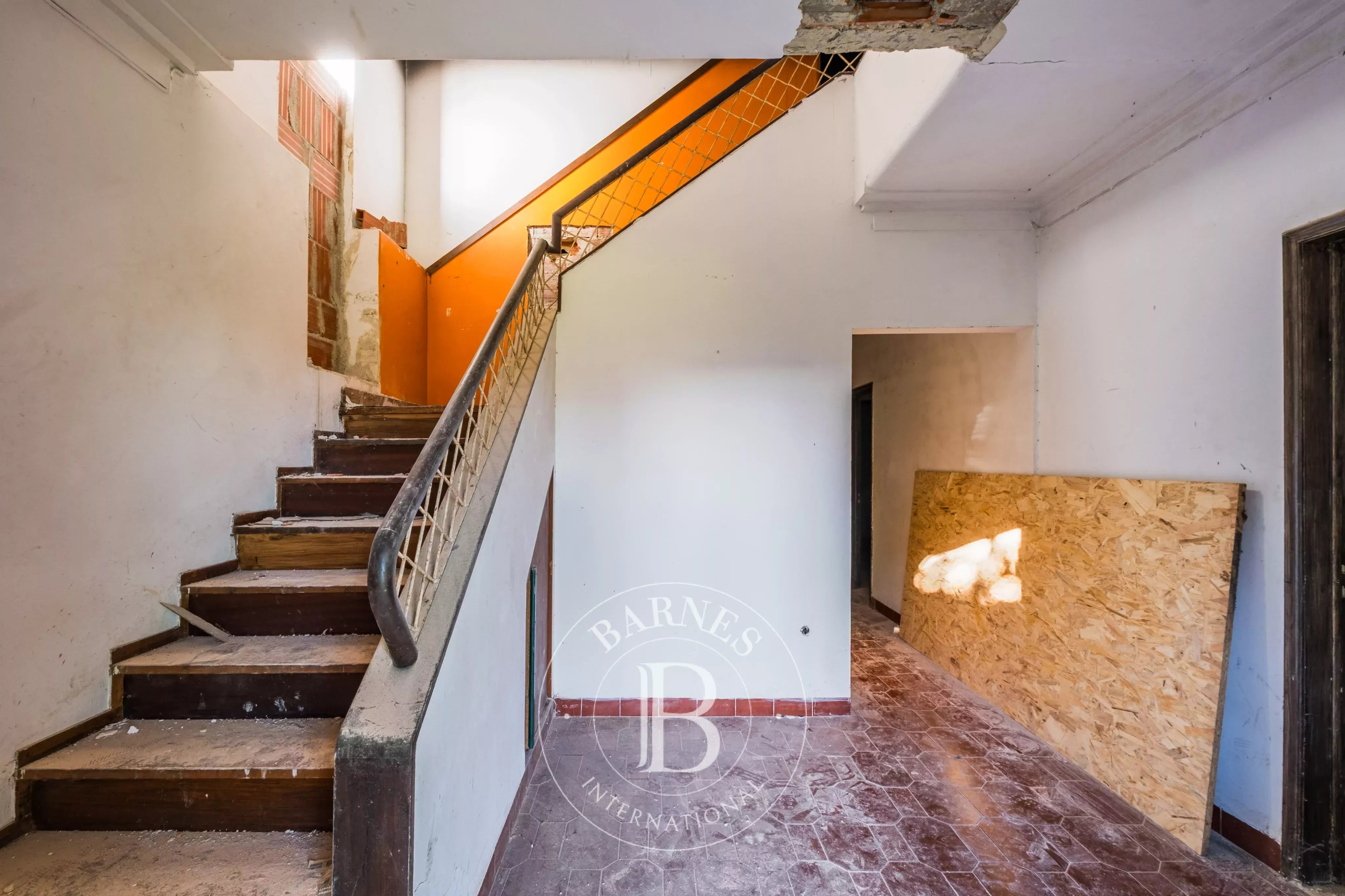 House with Approved Project in the Center of Parede