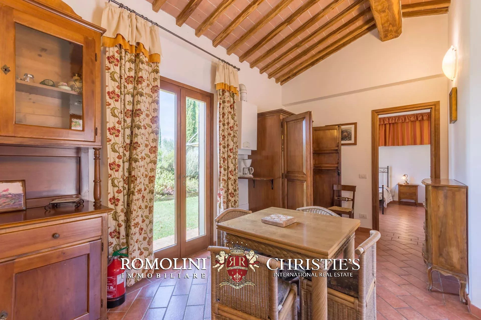 VILLA CON PISCINA E VIGNETO IN VENDITA A SIENA, TOSCANA