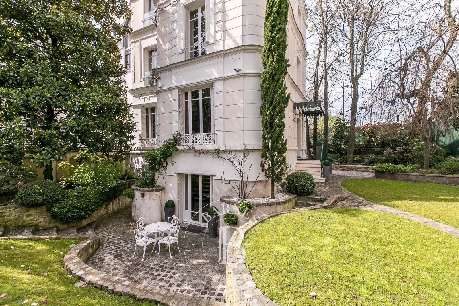 Paris 16 - Private road - Townhouse with garden - 5 bedrooms - picture 12 title=