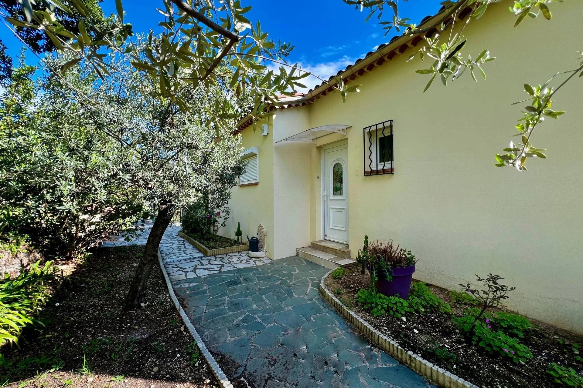 Renovated villa with studio, close to the village - Seillans