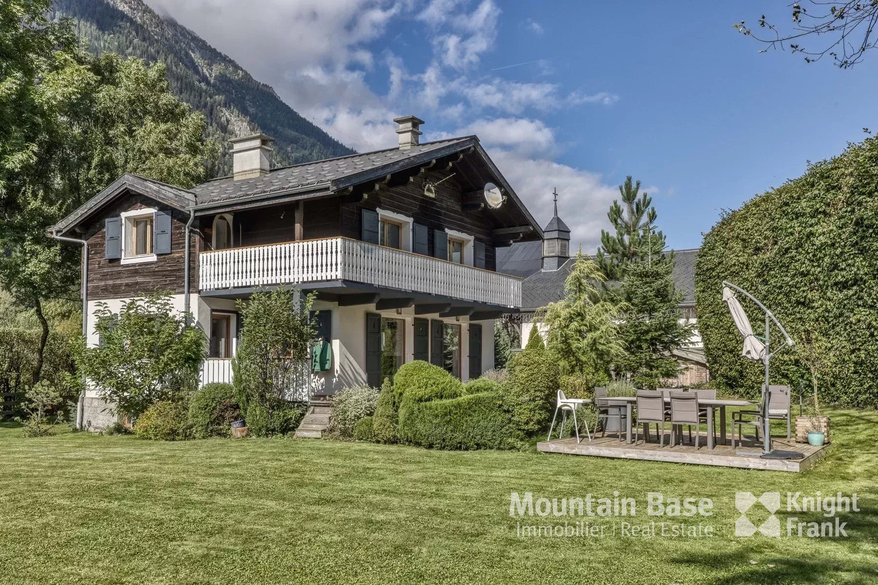 5-bedroom house with a good-sized garden situated in Les Bossons Accommodation in Chamonix