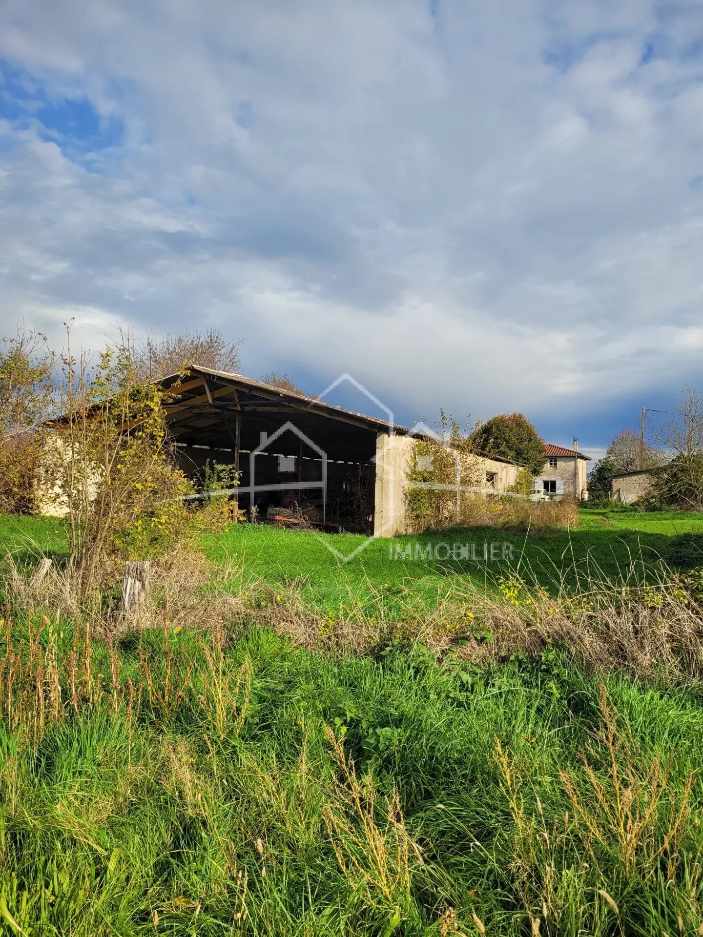 ANNEYRON, maison 2 pièces à rénover avec dépendances