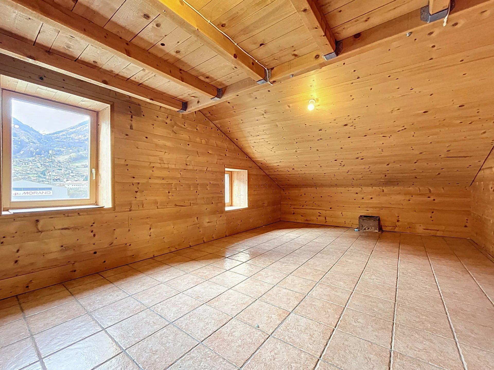 Appartement en rez-de-chaussée surélevé avec jardin