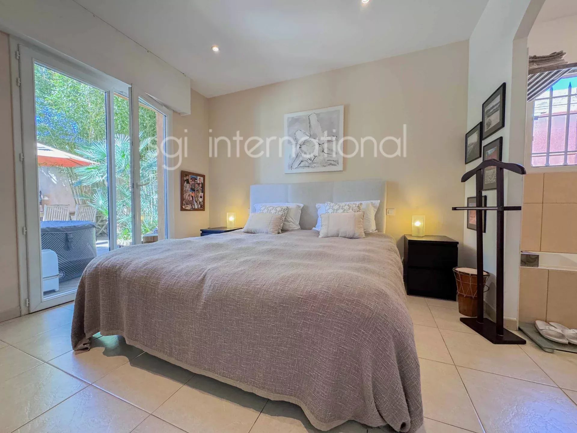 Sainte-Maxime: magnificent villa 1.5km from the town center.