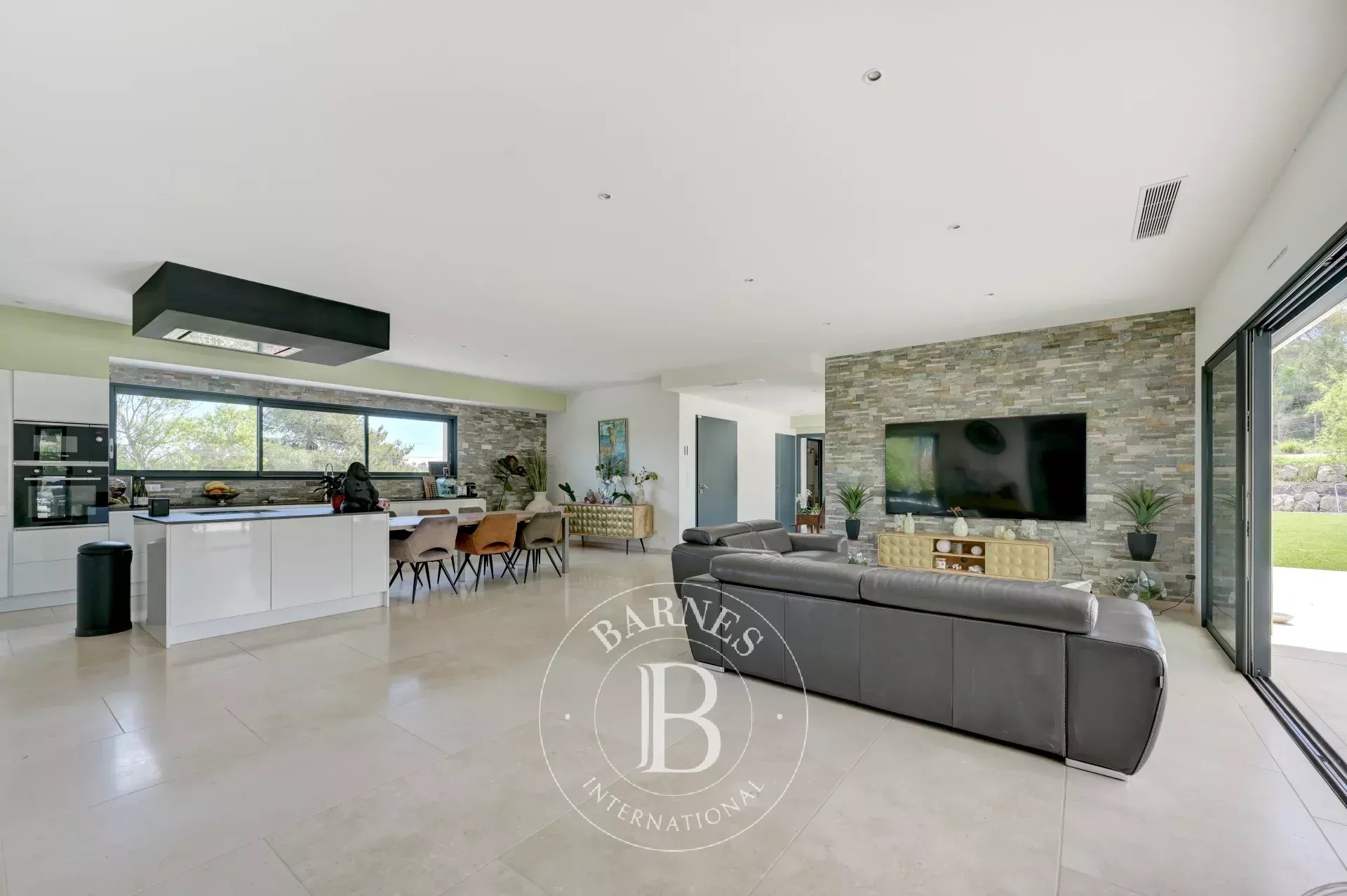 2NEAR AIX-EN-PROVENCE – CONTEMPORARY HOUSE 4,747 SQ FT – 7 BEDROOMS – HEATED SWIMMING POOL – LANDSCAPED GARDEN 0.99 ACRES – ABSOLUTE TRANQUILLITY - picture 10