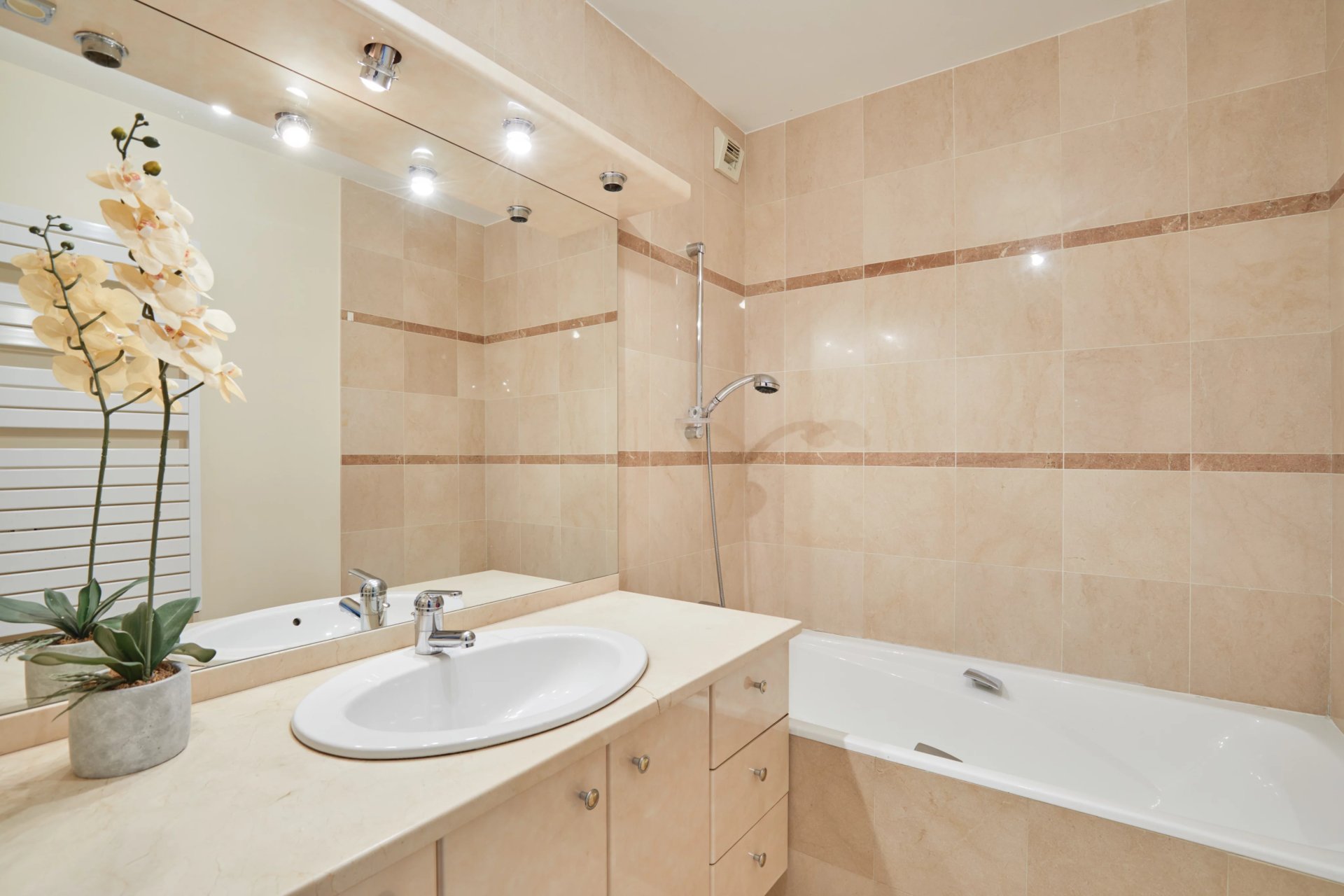 2 Bedroom Apartment/Flat's Image 7