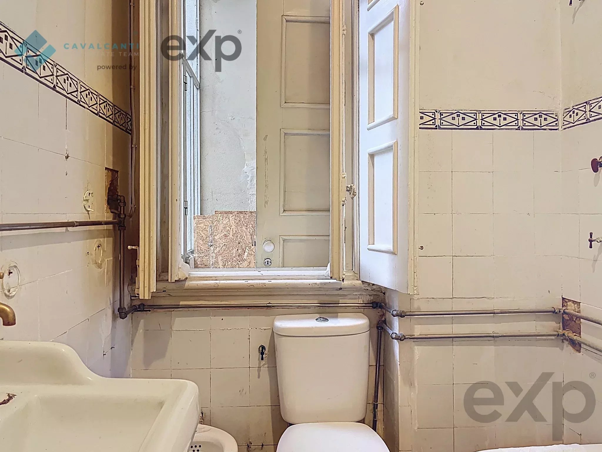 3-bedroom with charm and patio for renovation – Lisbon 86916807 image 30
