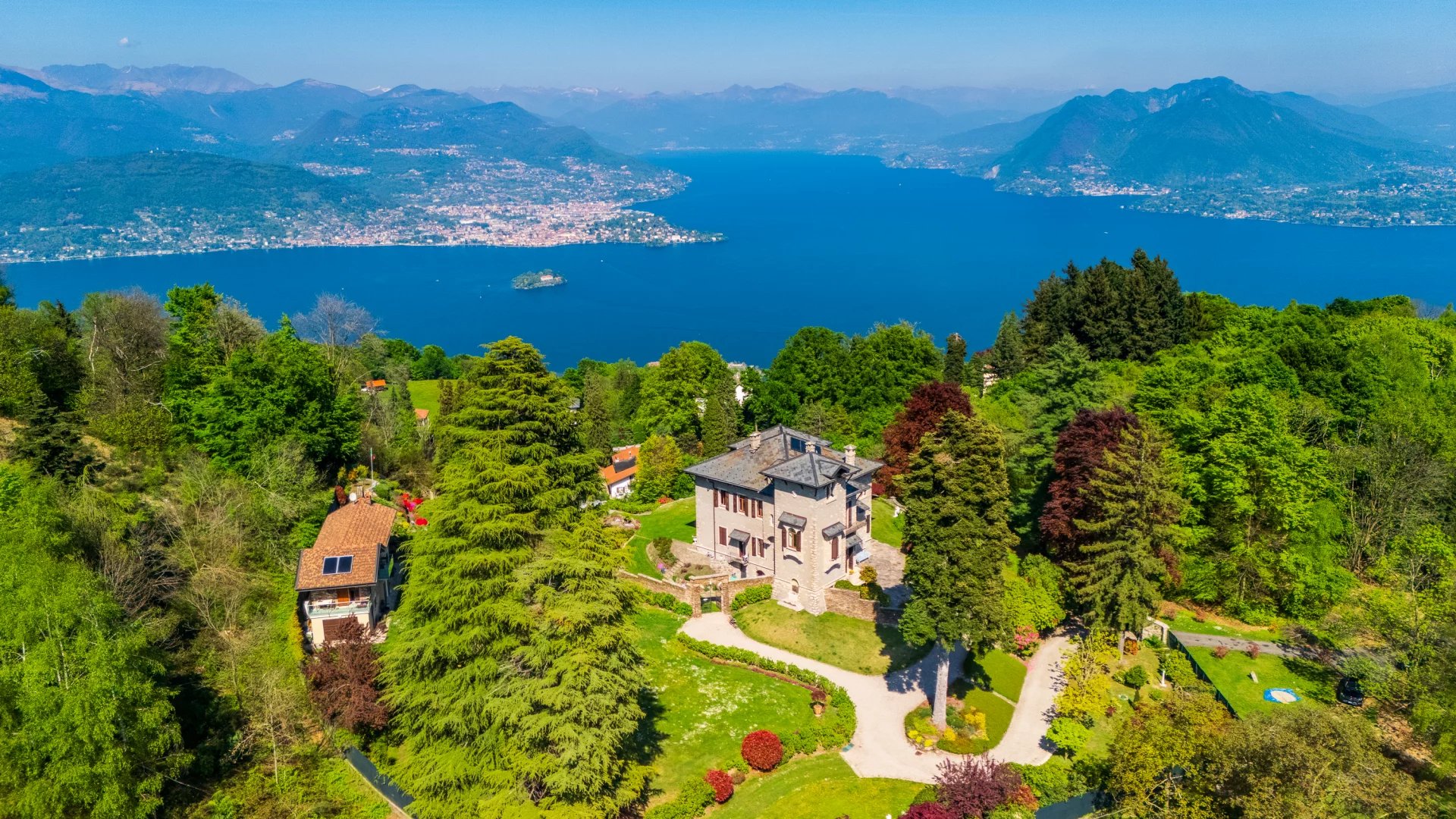 Villa panoramica d’epoca con parco privato e vista lago a Stresa