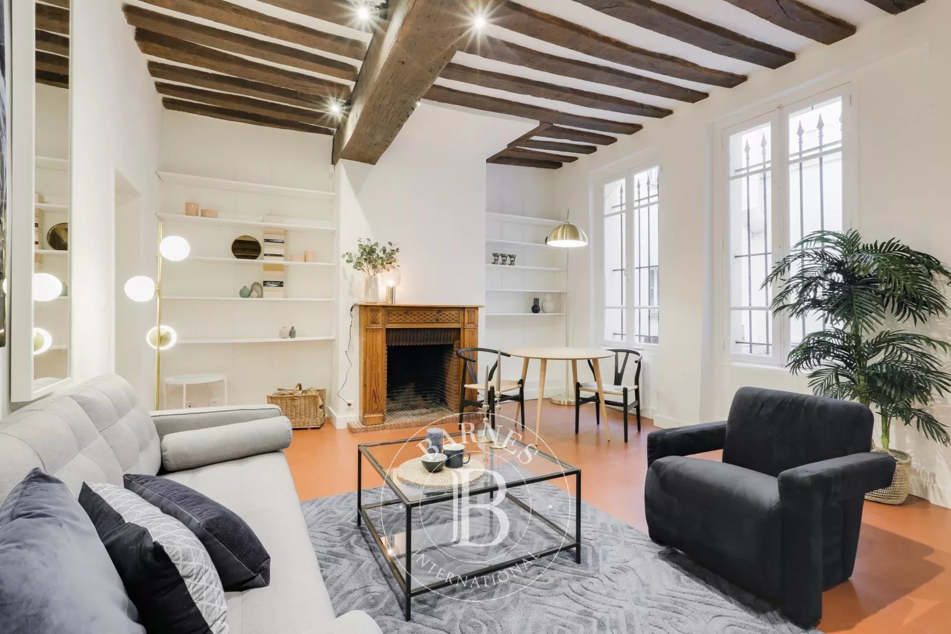 Exclusivité - Paris 6 - Place Saint-Germain-des-Prés - exceptional pied à terre