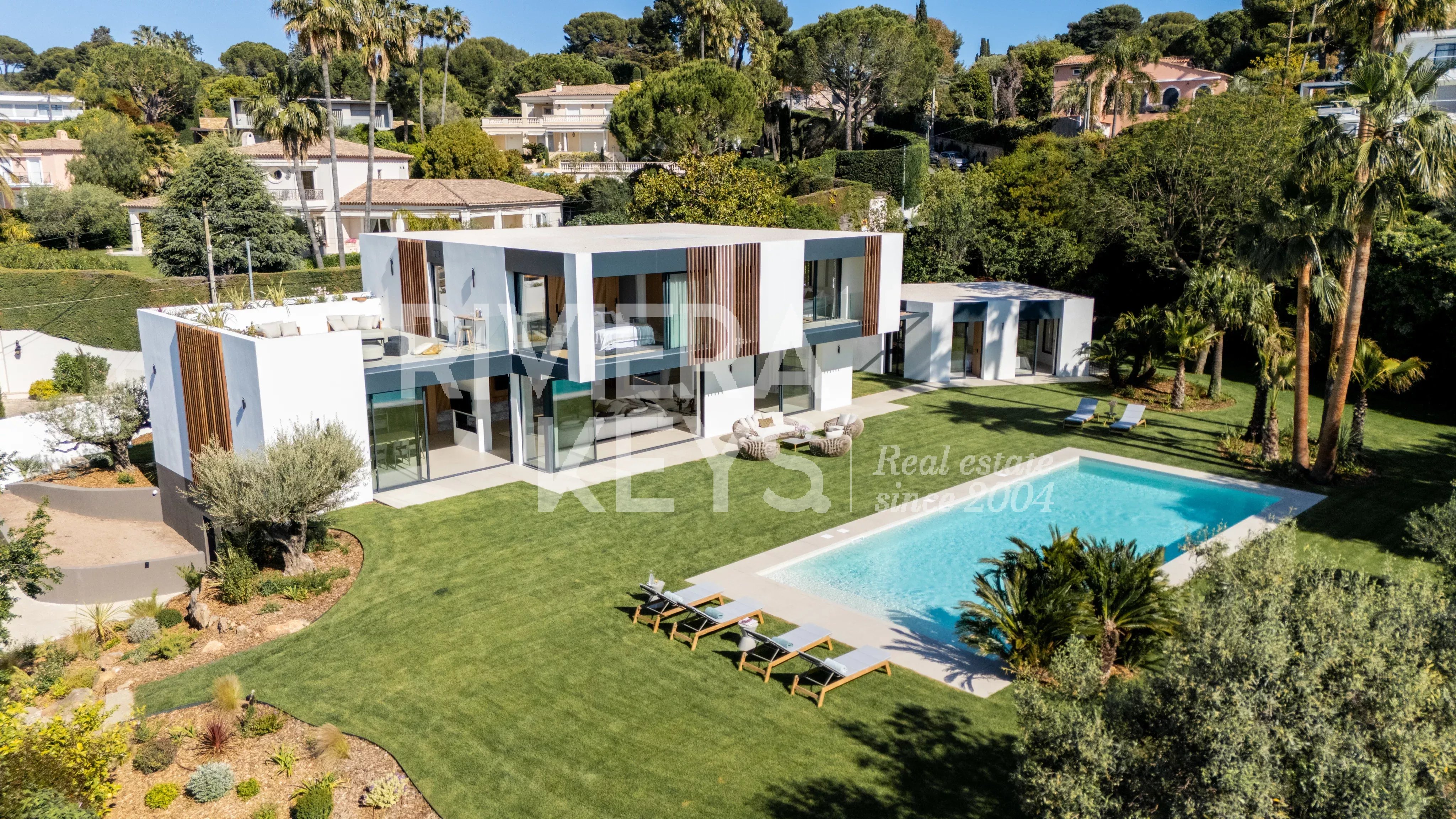 CAP D'ANTIBES : Exceptionnelle villa contemporaine neuve à quelques pas de l'Hôtel du Cap-Eden-Roc