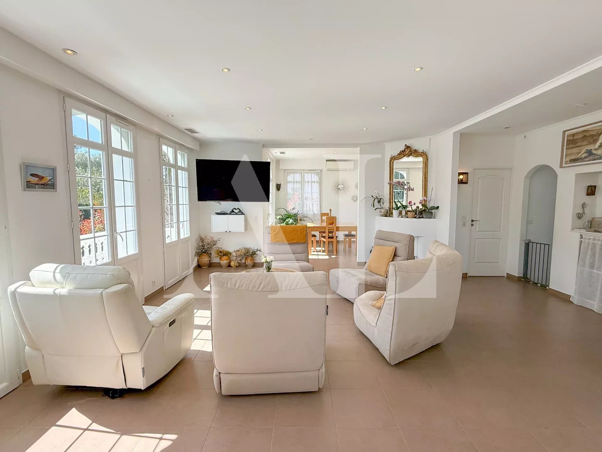 ANTIBES OUEST - VILLA AVEC PISCINE PROCHE MER À PIED