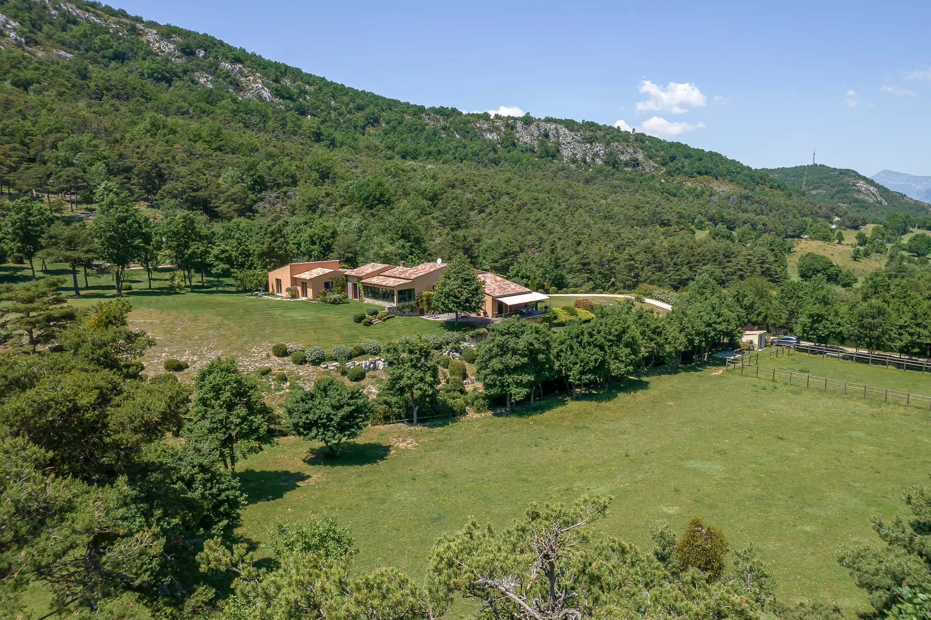 Elegance and Nature: A Unique Haven of Peace on 10 Hectares with Panoramic Views