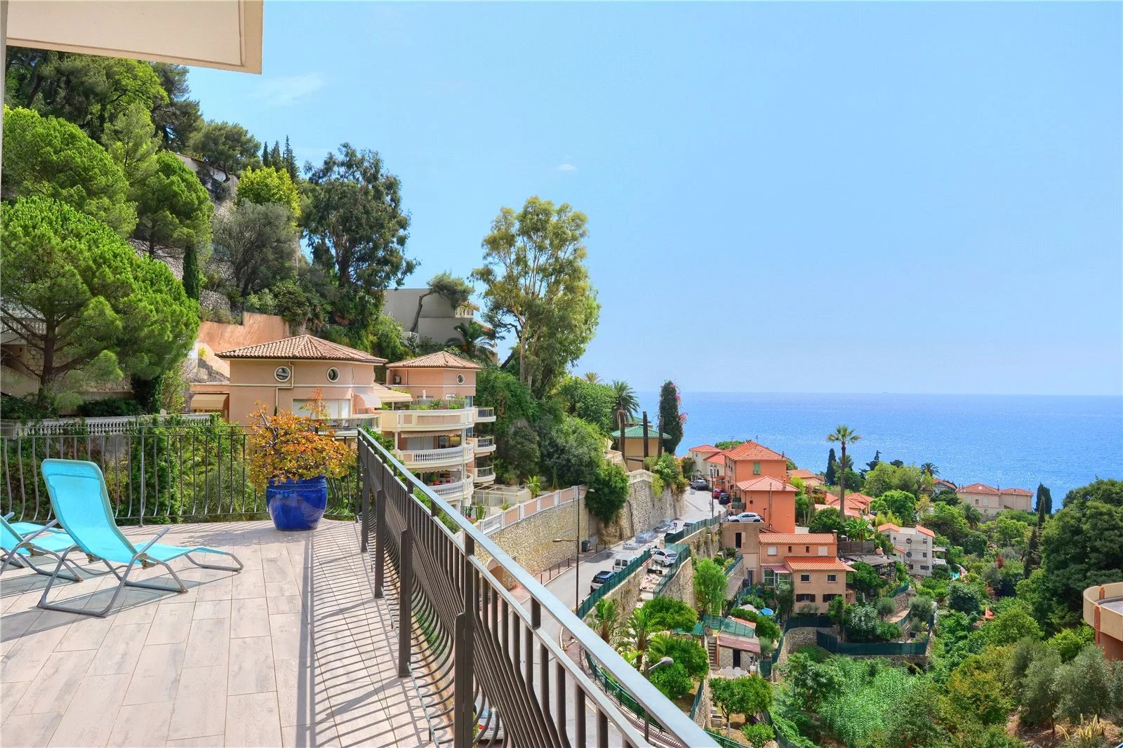 Penthouse with terrace and sea views