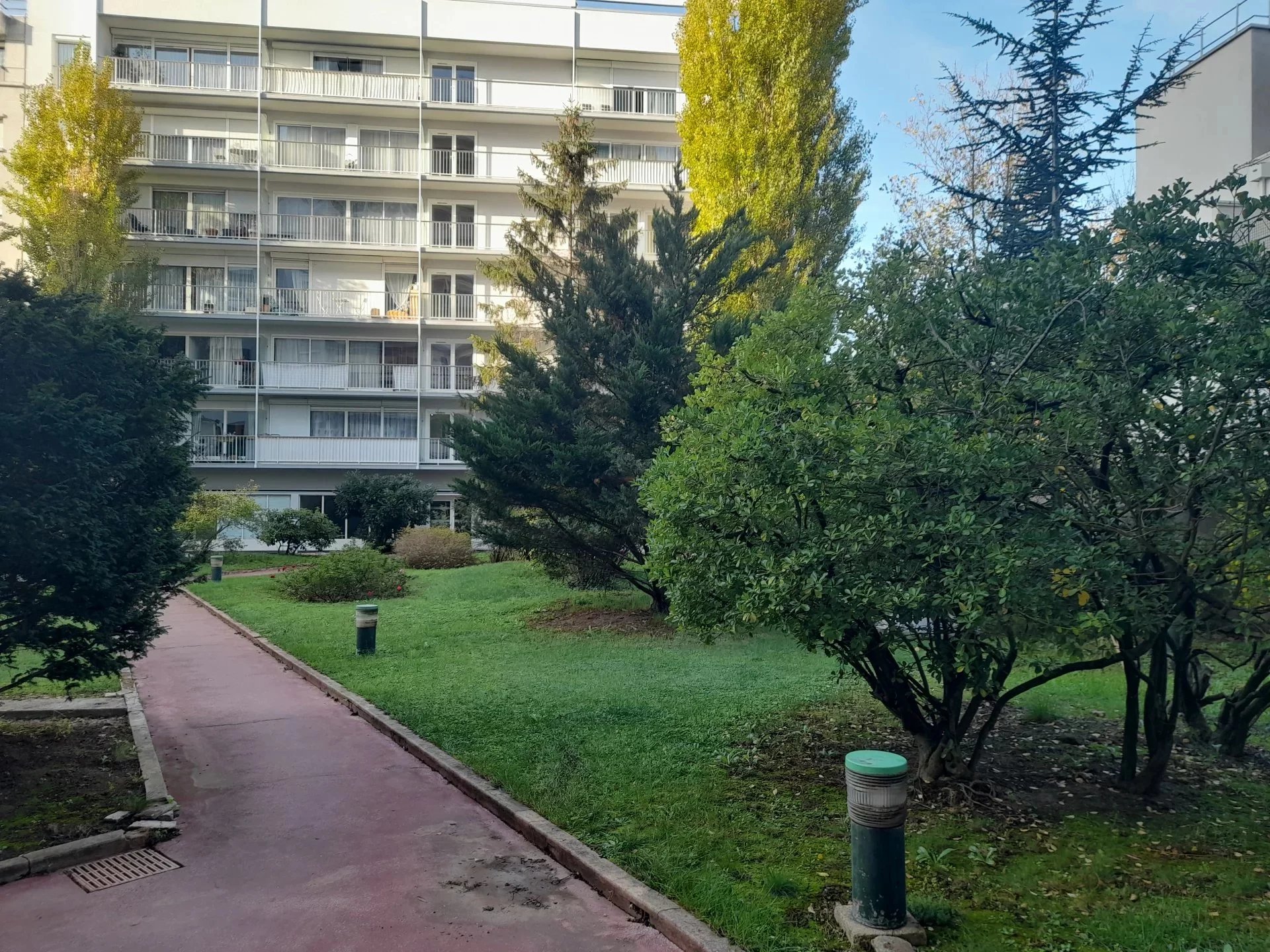 GRAND APPARTEMENT AVEC BALCON - PARKING ET CAVE AUX PIEDS DES METROS !