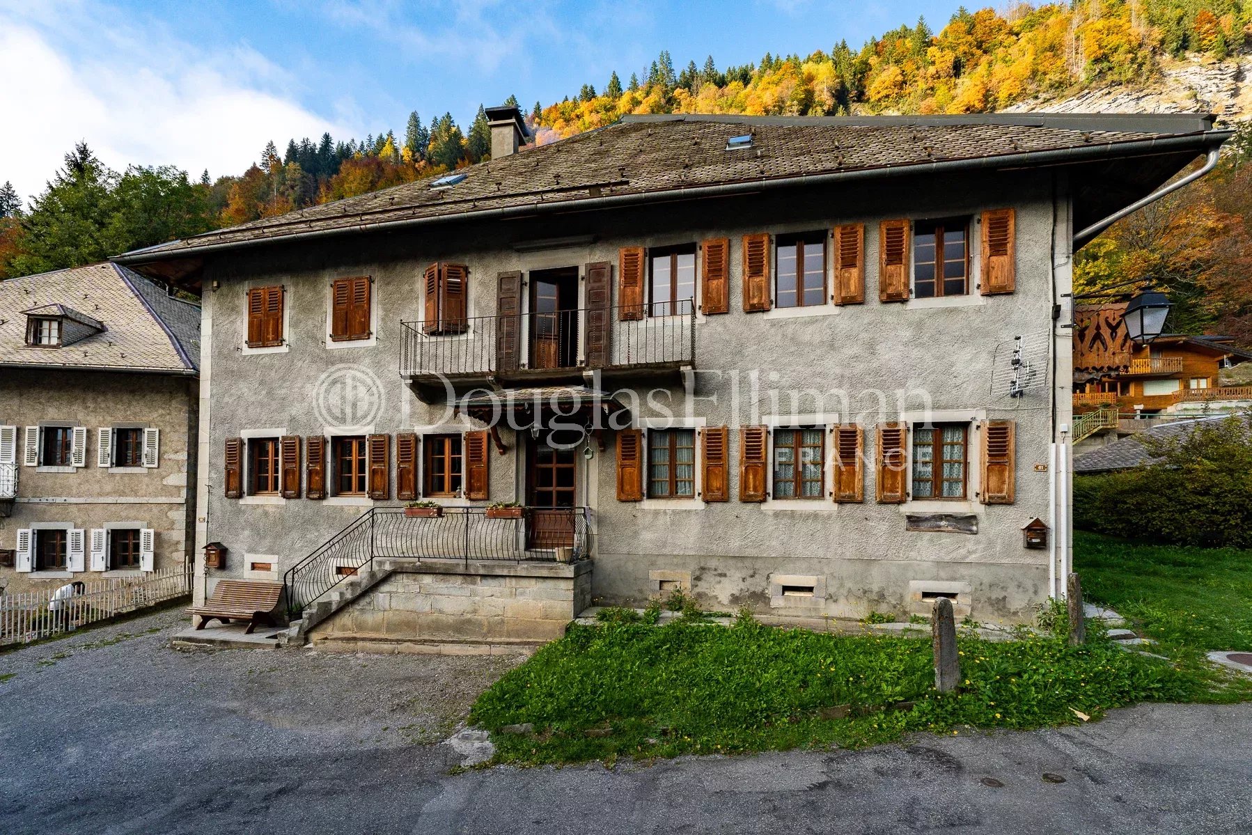 MORZINE – Ferme mitoyenne avec permis de construire pour la création d&rsquo;une propriété de 5 chambres - Image nᵒ2