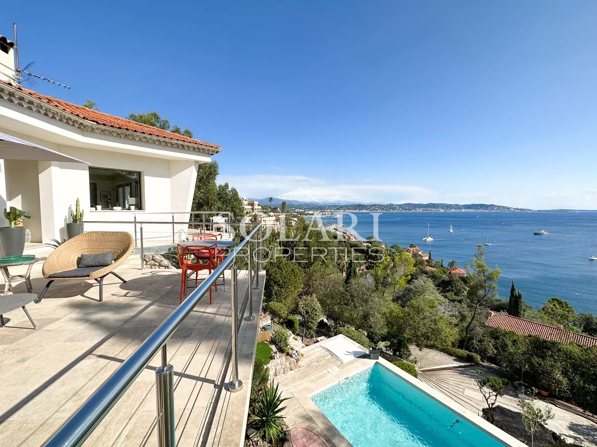 Villa for sale with breathtaking views over the entire Bay of Cannes