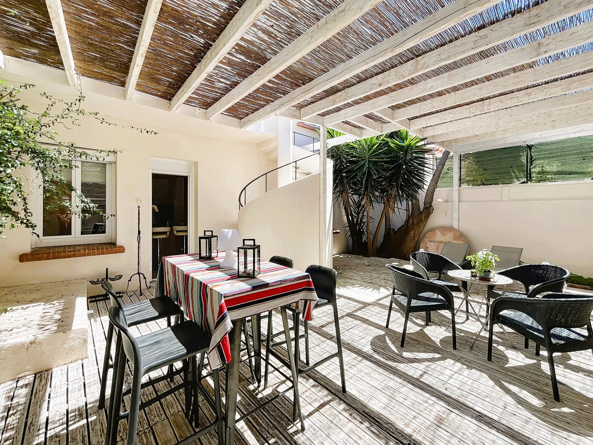CHARMING RENOVATED TOWNHOUSE. GARDEN + GARAGE. PERPIGNAN