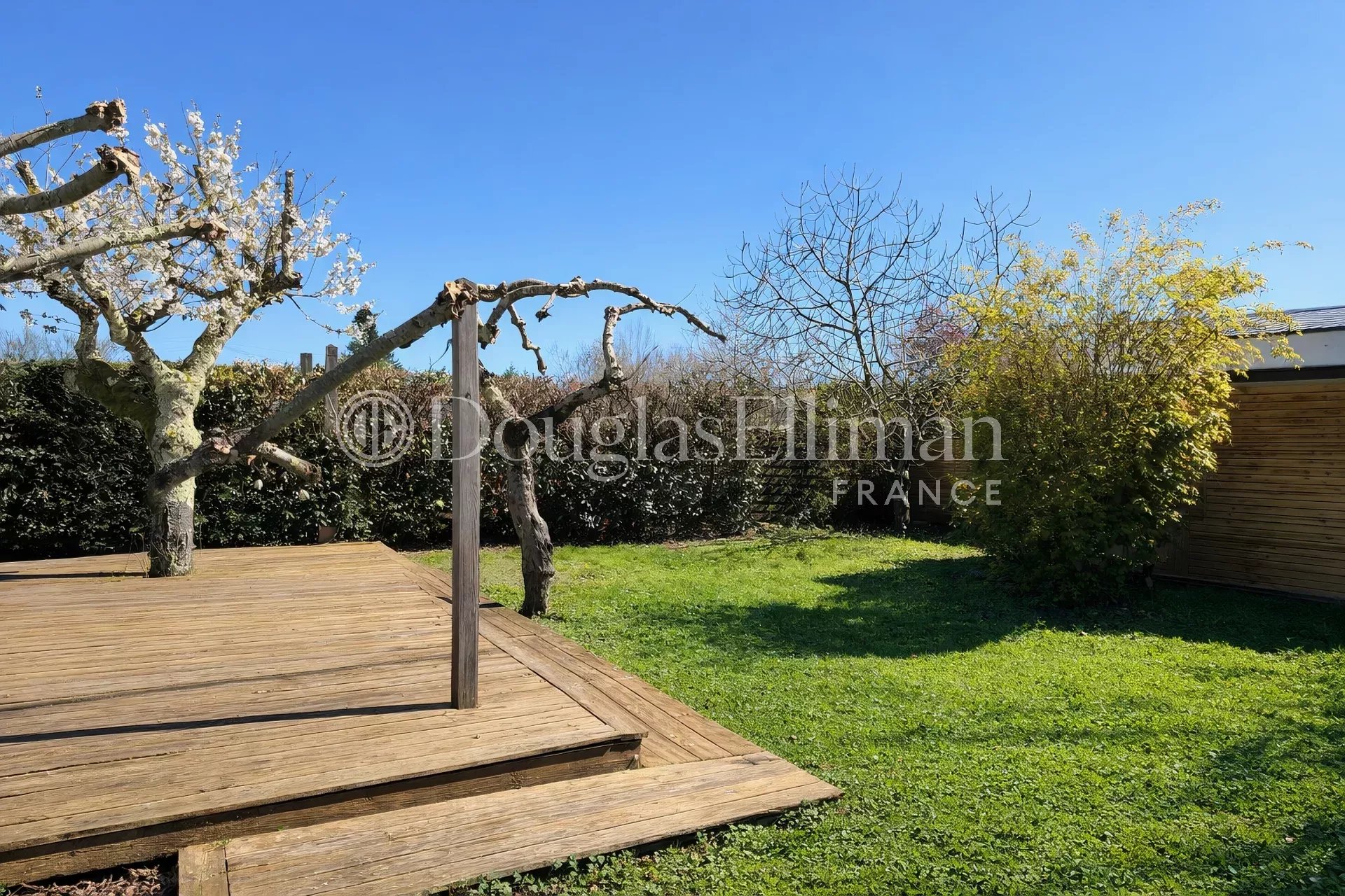 Contemporary 6-Room House with Pool in Mérignac - Picture n°2