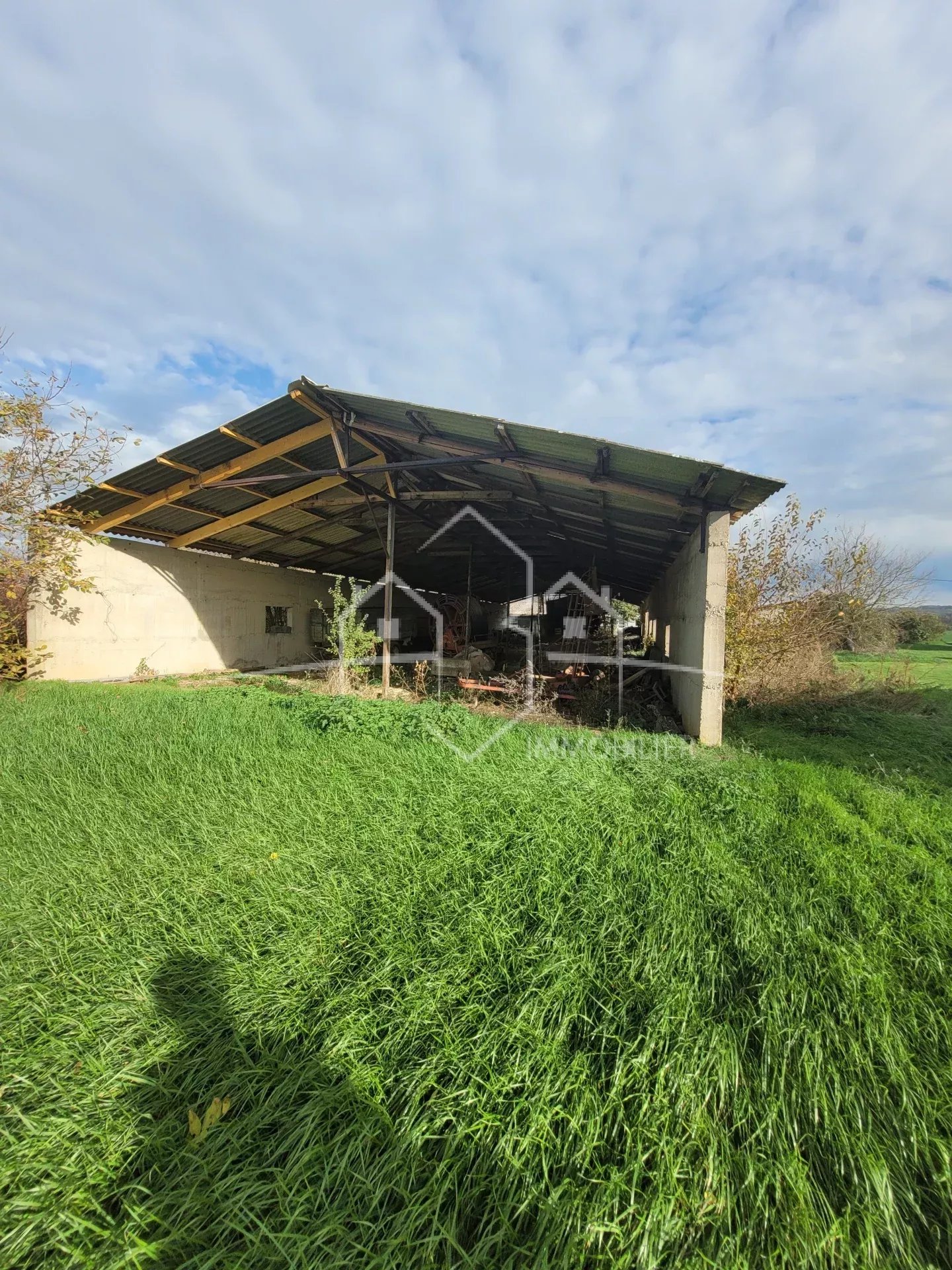 ANNEYRON, maison 2 pièces à rénover avec dépendances