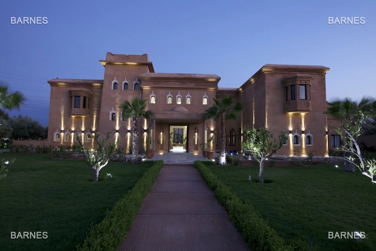 Beautiful property combining Moroccan architecture and Moroccan decor elements in a sleek modernism. Located on a beautiful park of a hectare , it consists of 6 suites and its dependencies, more livab