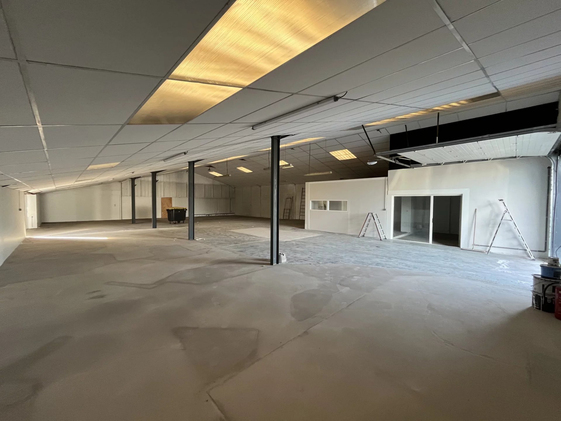 Bâtiment d'activité 400 m2 + extérieur