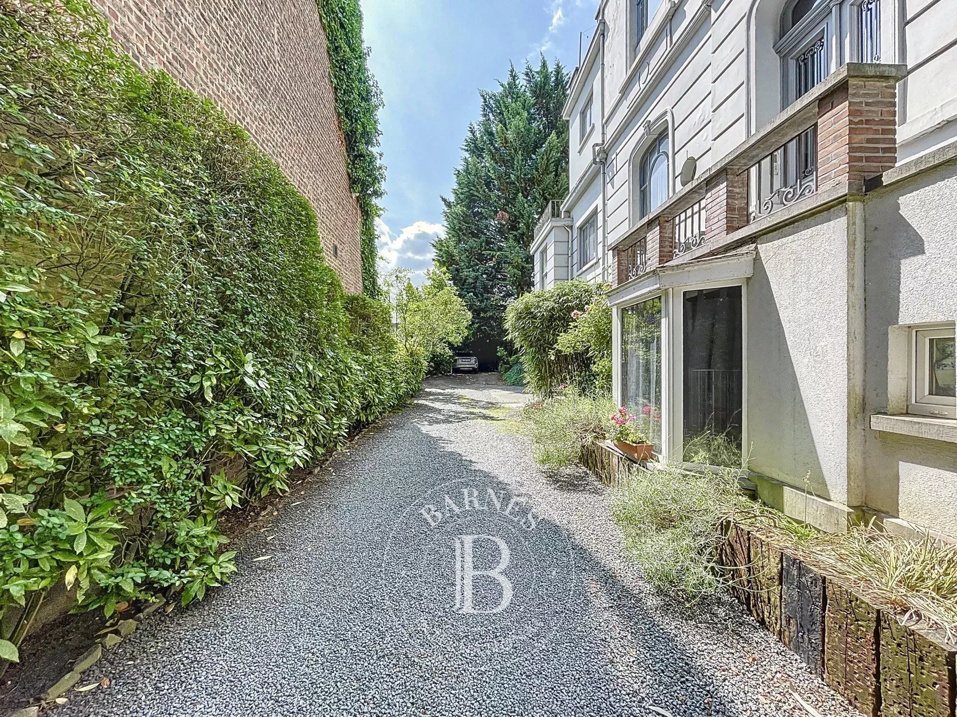 Uccle - Immeuble 3 façades à renover- 4 Logements- 3 Garages- Somptueux jardin