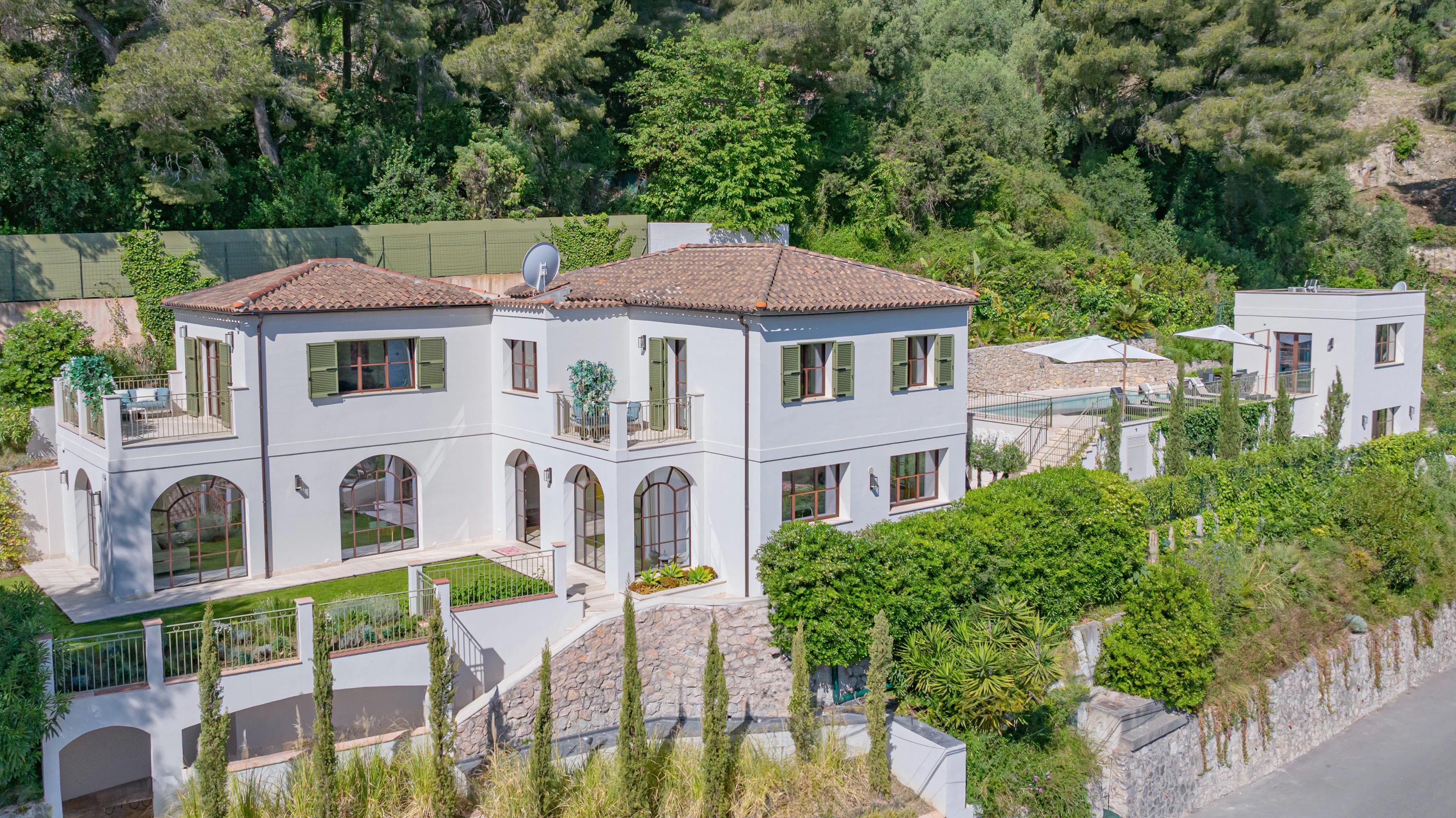 ROQUEBRUNE CAP MARTIN - NEOCONTEMPORARY VILLA - 5 BEDROOMS - PANORAMIC SEA VIEW - SWIMMING POOL - GARAGES