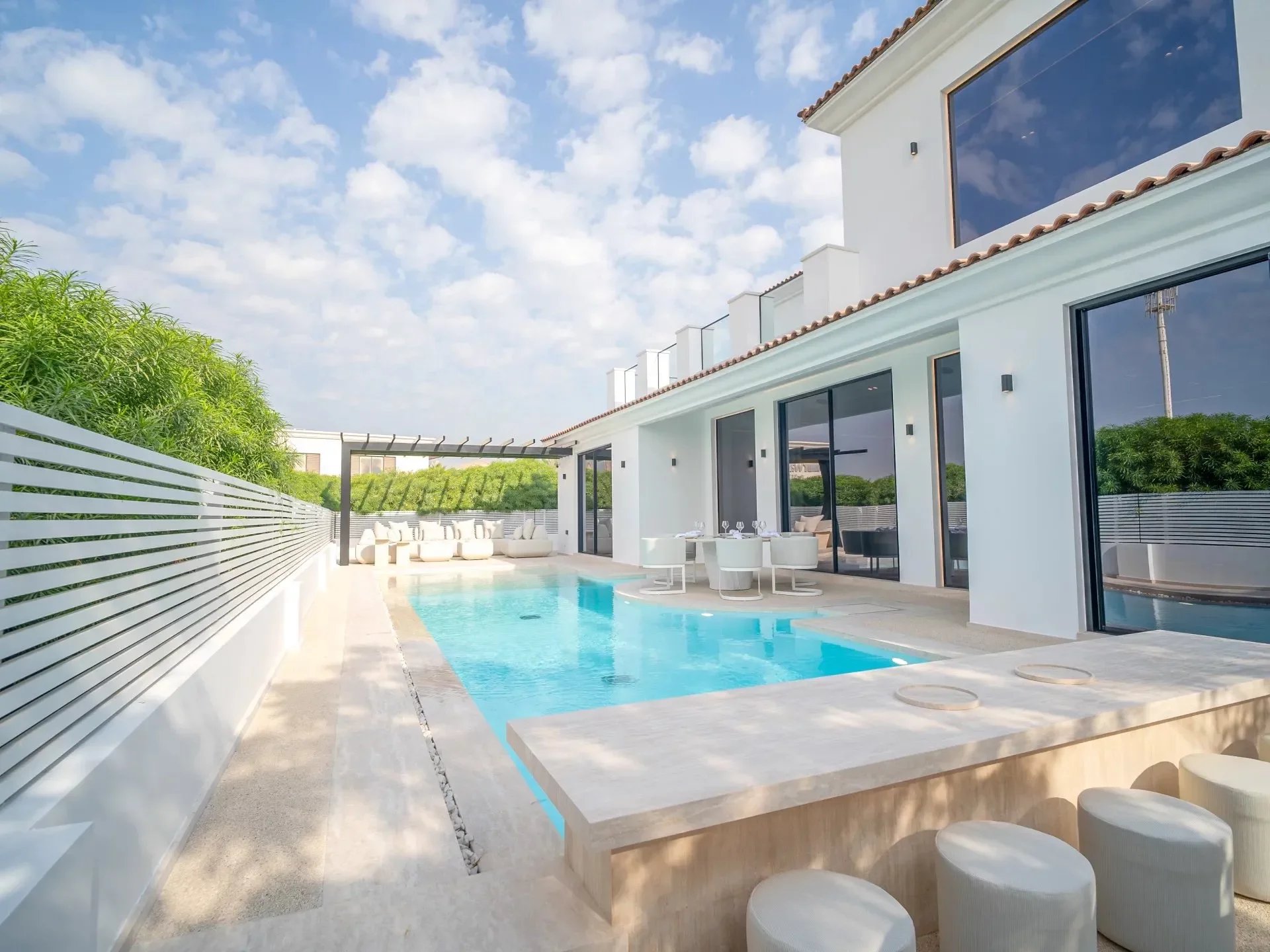 Superbe villa neuve entièrement meublée à JGE