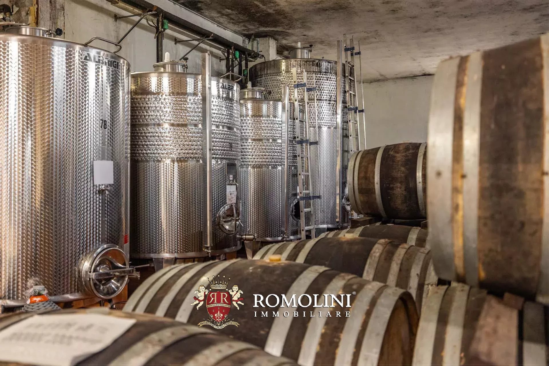 35 Bedroom Vineyard's Image 83